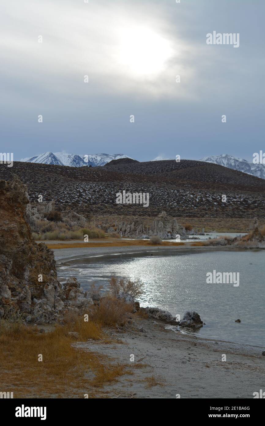 Bellissima riserva naturale di Mono Lake tufa nella California orientale in un freddo giorno di dicembre, pinnacoli di tufo al crepuscolo Foto Stock