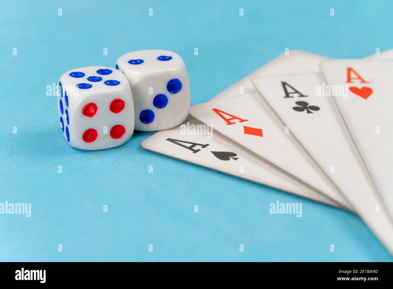 Quattro assi e due dadi su sfondo blu con spazio di copia Foto Stock
