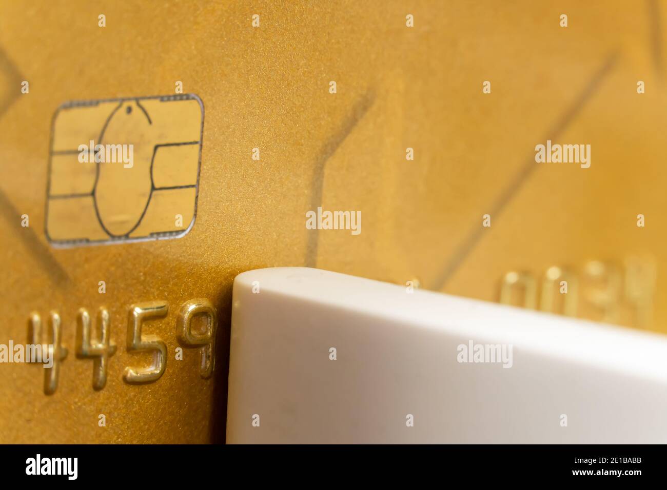 Primo piano della carta bancaria che paga un acquisto tramite NFC tecnologia Foto Stock
