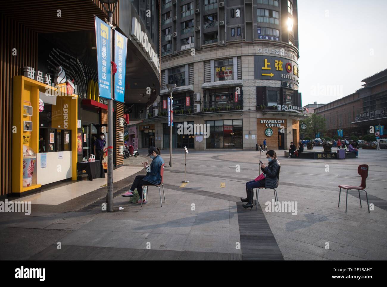 (210106) -- PECHINO, 6 gennaio 2021 (Xinhua) -- le persone si allineano davanti ad un negozio di dessert a Wuhan, nella provincia di Hubei, in Cina centrale, l'8 aprile 2020. La vita a Wuhan è gradualmente di nuovo alla normalità come l'epidemia di coronavirus svanisce. (Xinhua/Xiao Yijiu) Foto Stock