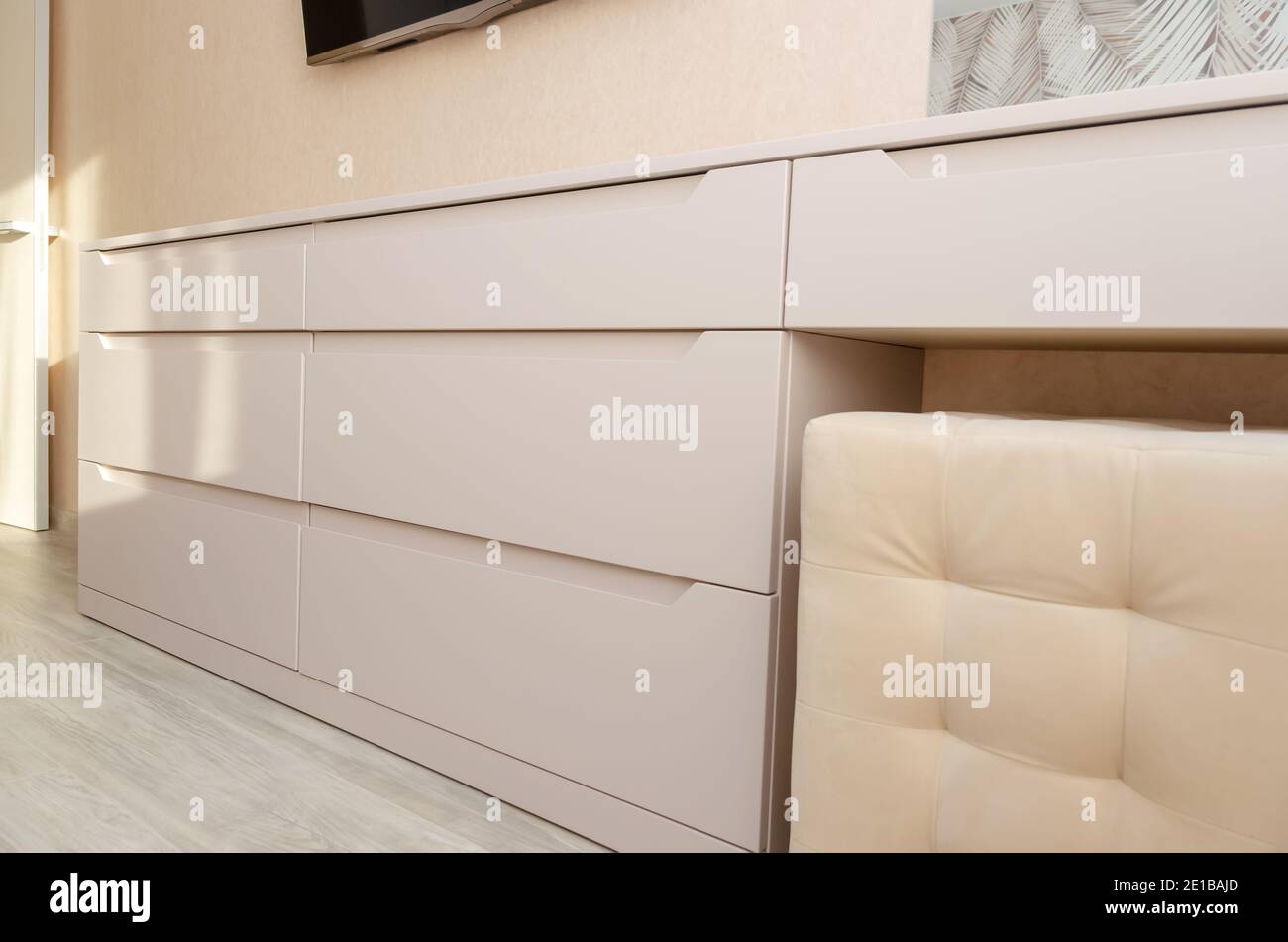 Ampia, lunga, leggera cassettiera in camera da letto. Bella camera da letto  moderna interno Foto stock - Alamy