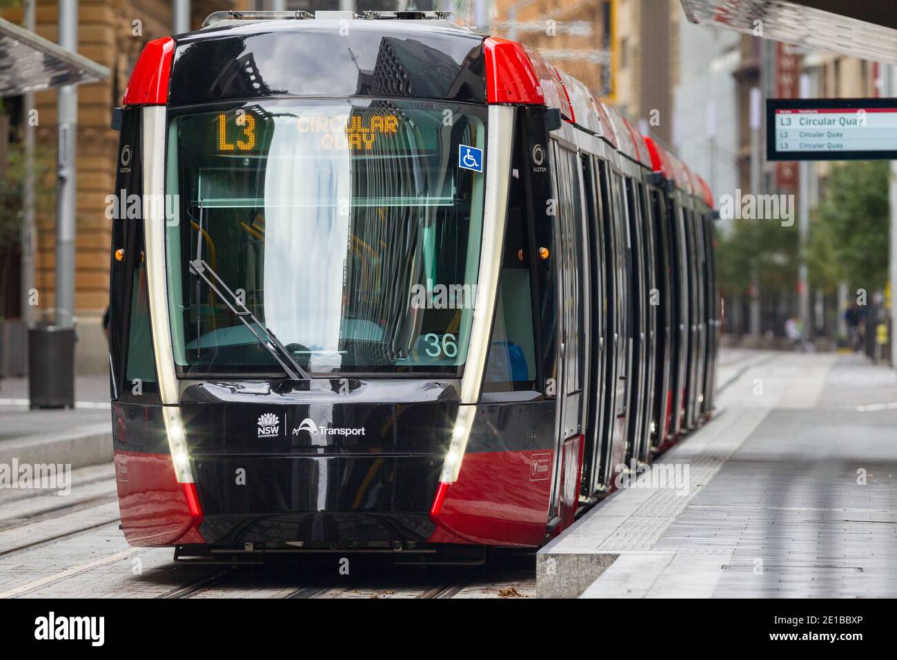 La rete della ferrovia leggera di Sydney (o 'Sydney Light Rail') è un sistema di trasporto pubblico di nuova costruzione che serve la città di Sydney, Australia. Attualmente è composto da tre linee passeggeri: Le linee L1 (City to Dulwich Hill), L2 (City to Randwick) e L3 (City to Kingsford). Nell'esercizio 2020 (2019-2020) sono stati effettuati più di 12 milioni di viaggi di passeggeri sulla rete. Nella foto: Il sistema ferroviario leggero di Sydney su George Street alla stazione ferroviaria Wynyard nel centro della città di Sydney. Foto Stock