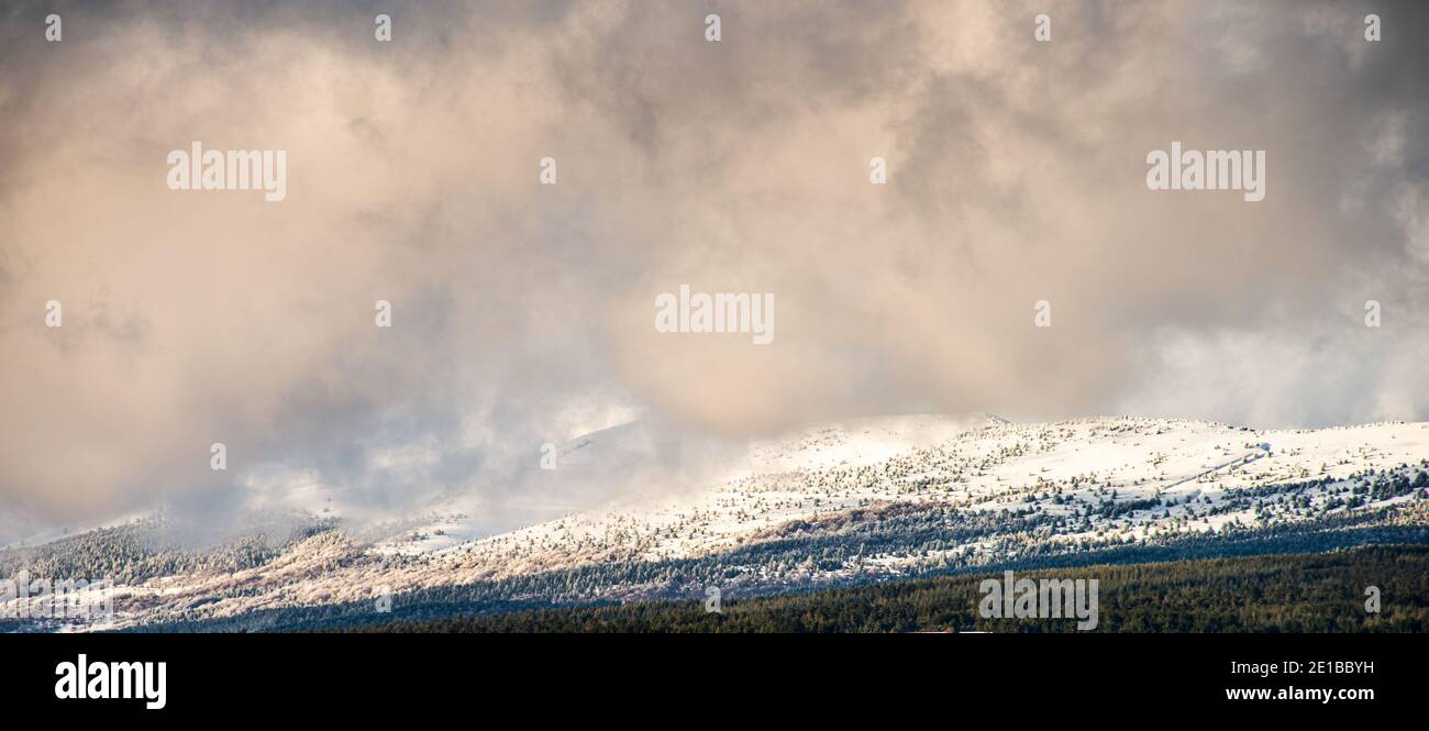 nuvole e neve sulla cima del monte ventoux, provenza france.Inverno paesaggio panarama Foto Stock