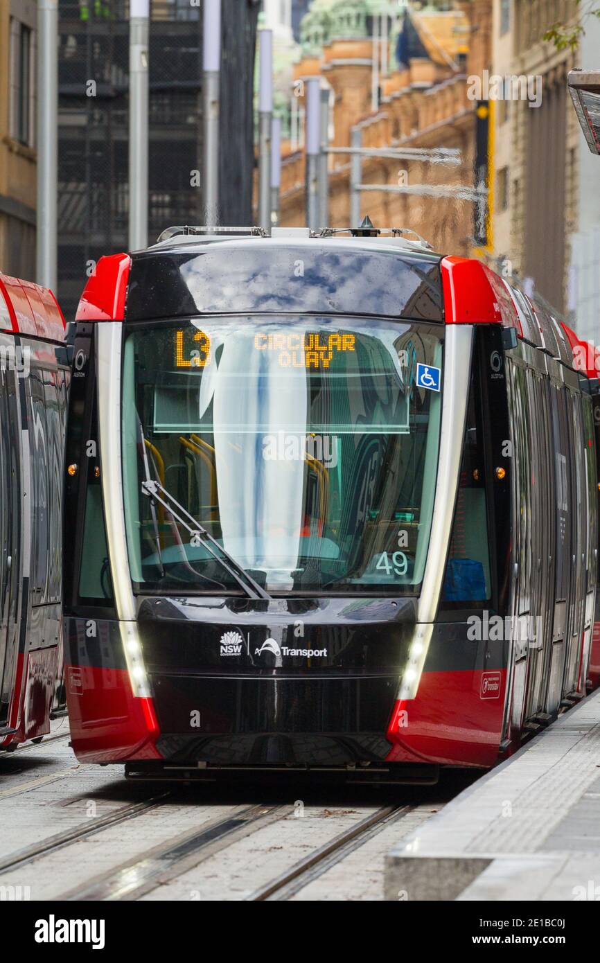 La rete della ferrovia leggera di Sydney (o 'Sydney Light Rail') è un sistema di trasporto pubblico di nuova costruzione che serve la città di Sydney, Australia. Attualmente è composto da tre linee passeggeri: Le linee L1 (City to Dulwich Hill), L2 (City to Randwick) e L3 (City to Kingsford). Nell'esercizio 2020 (2019-2020) sono stati effettuati più di 12 milioni di viaggi di passeggeri sulla rete. Nella foto: Il sistema ferroviario leggero di Sydney su George Street alla stazione ferroviaria Wynyard nel centro della città di Sydney. Foto Stock