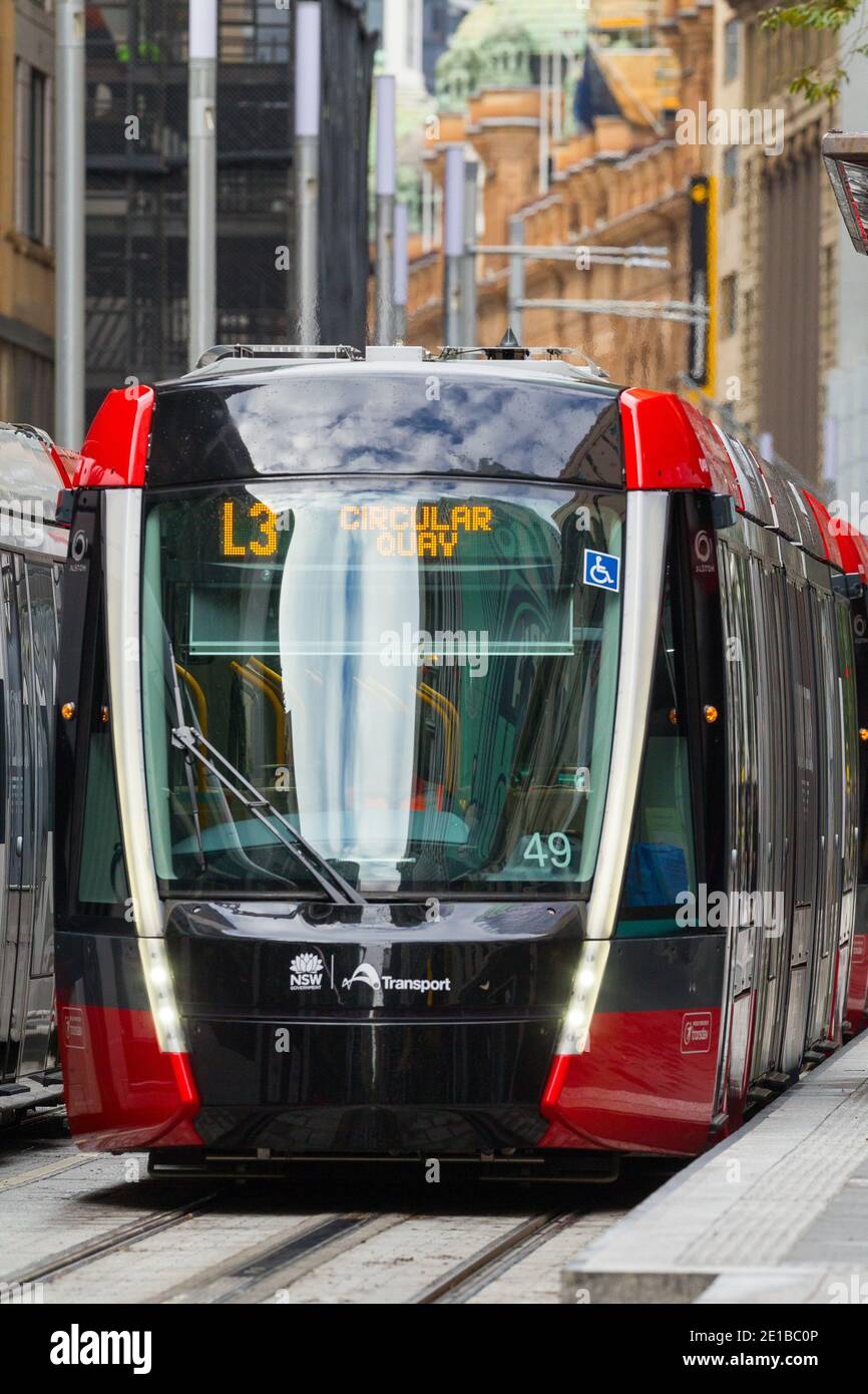 La rete della ferrovia leggera di Sydney (o 'Sydney Light Rail') è un sistema di trasporto pubblico di nuova costruzione che serve la città di Sydney, Australia. Attualmente è composto da tre linee passeggeri: Le linee L1 (City to Dulwich Hill), L2 (City to Randwick) e L3 (City to Kingsford). Nell'esercizio 2020 (2019-2020) sono stati effettuati più di 12 milioni di viaggi di passeggeri sulla rete. Nella foto: Il sistema ferroviario leggero di Sydney su George Street alla stazione ferroviaria Wynyard nel centro della città di Sydney. Foto Stock