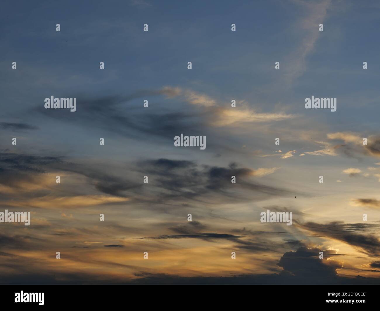 Nuvola di Cumulus con fascio di sole sul bel cielo blu al tramonto, l'orizzonte diventa arancione e oro di notte, soffici formazioni nuvolose Foto Stock