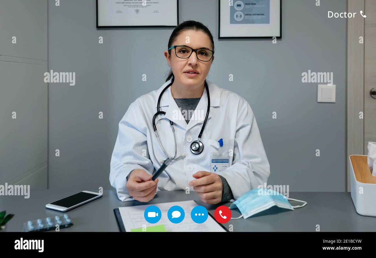 Schermata di videochiamata con una dottoressa che partecipa a una consultazione Foto Stock