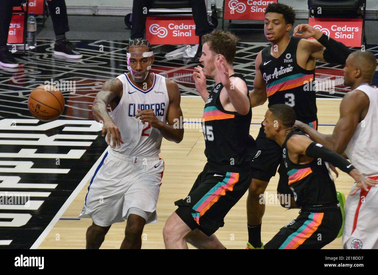 Los Angeles, Stati Uniti. 06 gennaio 2021. Il Kawhi Leonard dei Los Angeles Clippers passa all'angolo sotto la pressione dei difensori di San Antonio Spurs durante la seconda metà dell'azione allo Staples Center di Los Angeles martedì 5 gennaio 2020. Gli Spurs hanno sconfitto i Clippers 116-113 sul mancato tiro in tre punti di Kawhi Leonard al buzzer. Foto di Jim Ruymen/UPI Credit: UPI/Alamy Live News Foto Stock