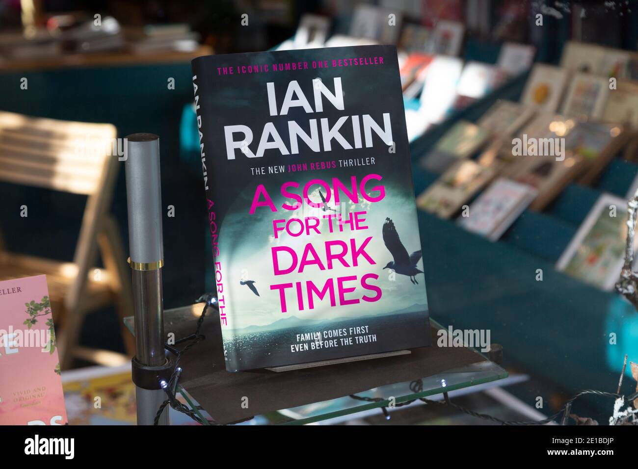 Ian Rankin Bestseller libro hardback 'A Song for Dark Times' in mostra nella finestra della libreria, Regno Unito Foto Stock