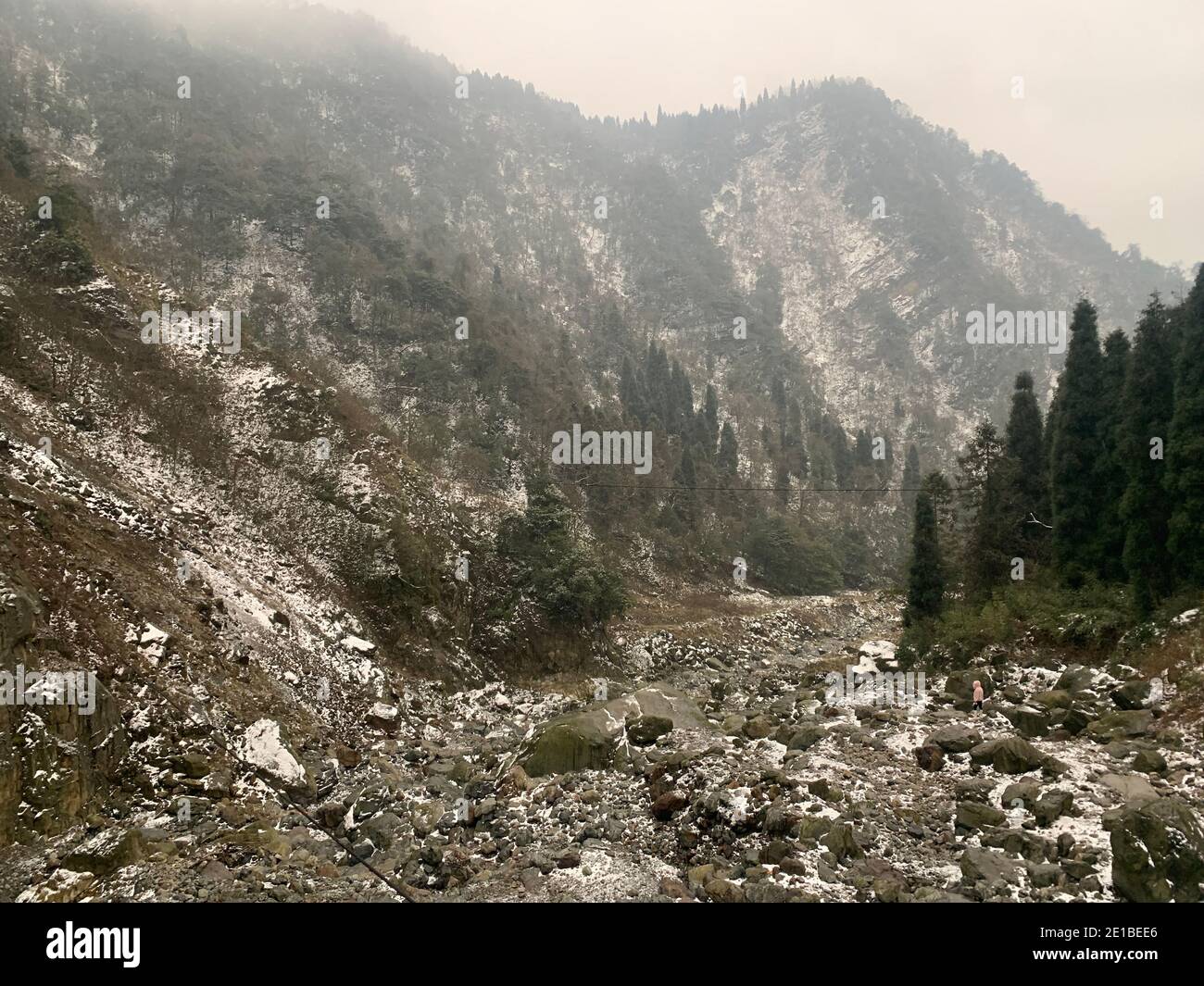 La vista del turista che cammina nella montagna di Jiufeng, dove le trazioni abbandonate sono viste dappertutto mentre i turisti si affollano al posto, che, secondo t Foto Stock