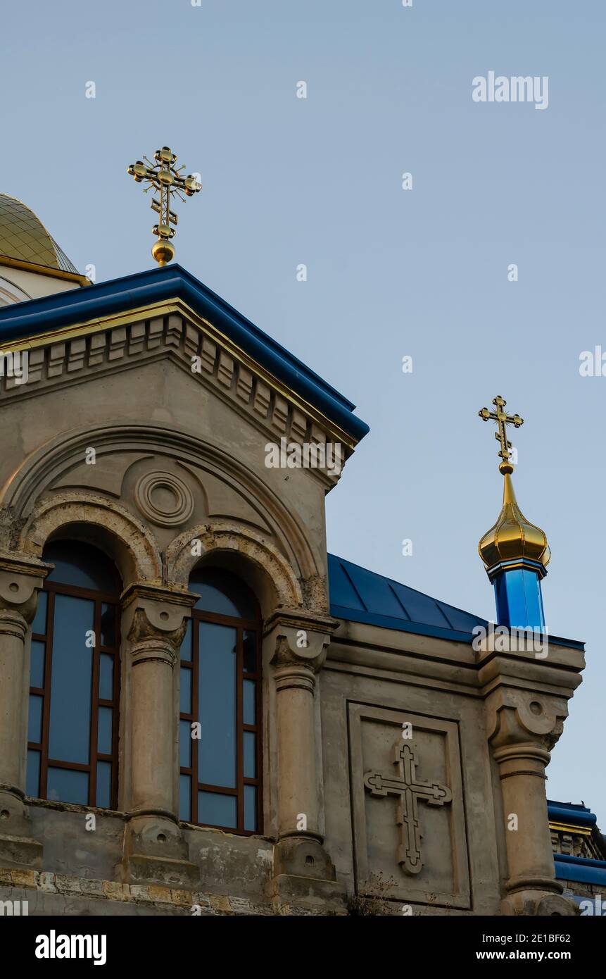 Parte superiore della Chiesa ortodossa sullo sfondo del cielo. Frammento dell'edificio con tetto dorato e croci. Cristianesimo, preghiera. Foto Stock