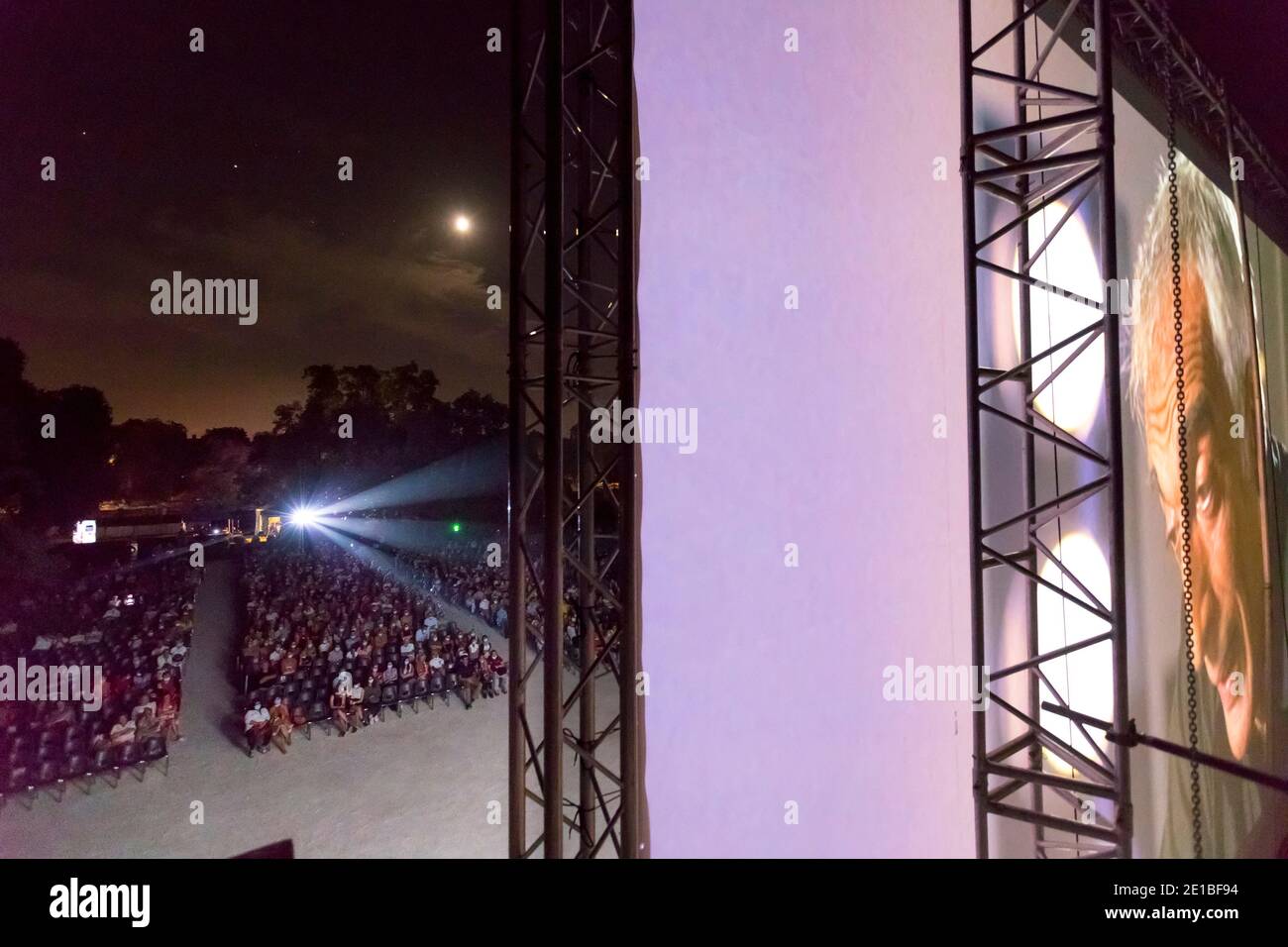 Nimes (sud-est della Francia): Cinema all'aperto nell'ambito del Festival del Cinema del 2020 "UN regista in città" (francese "un realizateur dans la v Foto Stock