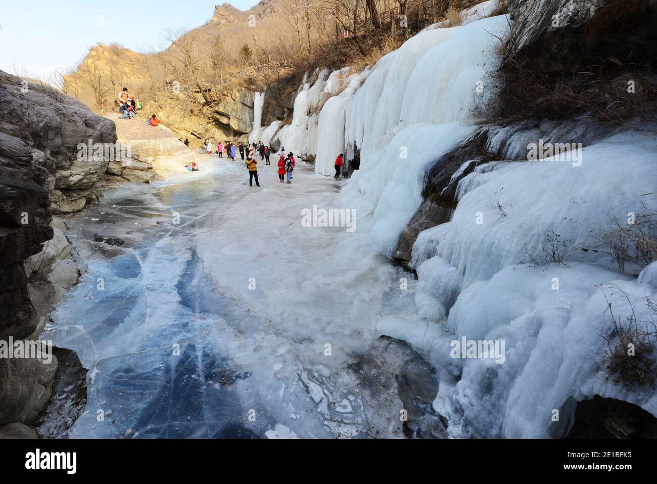 Mentougou, Mentougou, Cina. 6 gennaio 2021. Pechino, CINA-turisti scattare foto di fronte a una cascata di ghiaccio naturale a Guadaoyuan zona panoramica a Mentougou, Pechino, 3 gennaio 2021.con il recente calo precipitoso della temperatura, un gran numero di cascate di ghiaccio sono comparso in Mentougou zona montuosa.a ovest di Pechino, Tan Wang Road, Erba di melone area panoramica cascata naturale gruppo picco di ghiaccio appeso capovolto, cristallo chiaro, puro ghiaccio bianco appeso sulla scogliera enorme, costituiscono un bellissimo paesaggio invernale, è diventato l'ovest di Pechino turismo invernale web celebrity card in recente Foto Stock