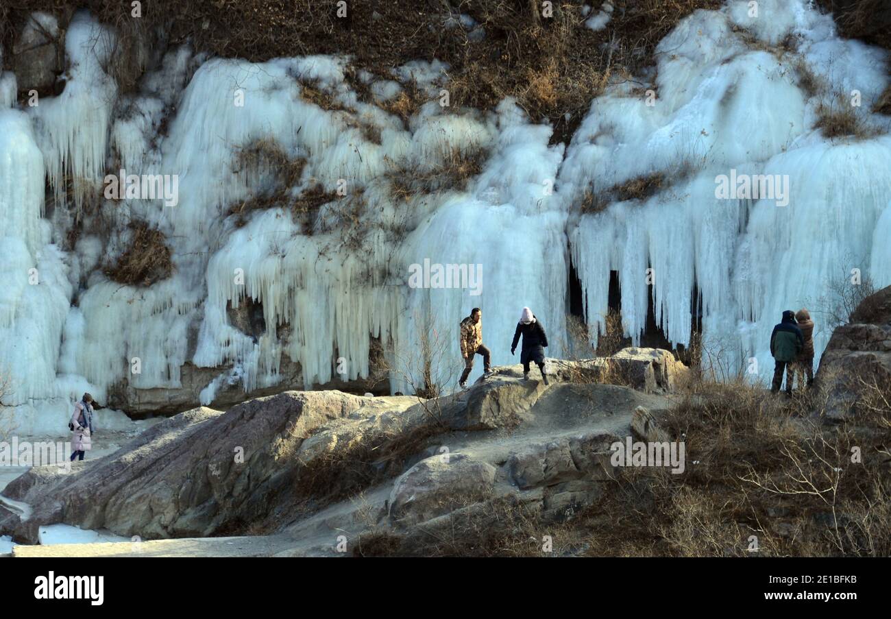 Mentougou, Mentougou, Cina. 6 gennaio 2021. Pechino, CINA-turisti scattare foto di fronte a una cascata di ghiaccio naturale a Guadaoyuan zona panoramica a Mentougou, Pechino, 3 gennaio 2021.con il recente calo precipitoso della temperatura, un gran numero di cascate di ghiaccio sono comparso in Mentougou zona montuosa.a ovest di Pechino, Tan Wang Road, Erba di melone area panoramica cascata naturale gruppo picco di ghiaccio appeso capovolto, cristallo chiaro, puro ghiaccio bianco appeso sulla scogliera enorme, costituiscono un bellissimo paesaggio invernale, è diventato l'ovest di Pechino turismo invernale web celebrity card in recente Foto Stock