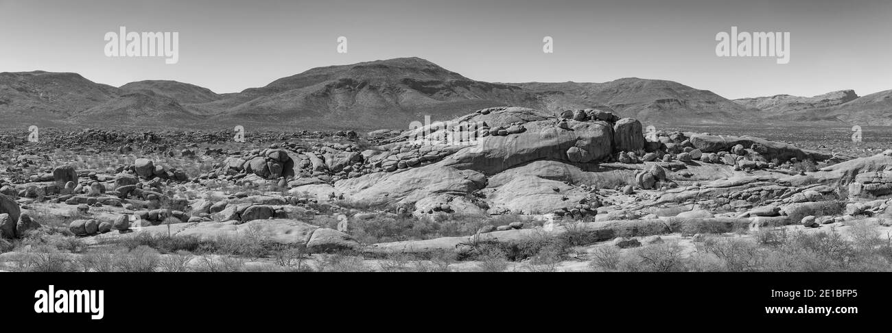 Massiccia formazione rocciosa di granito nelle montagne di Erongo, Namibia Foto Stock
