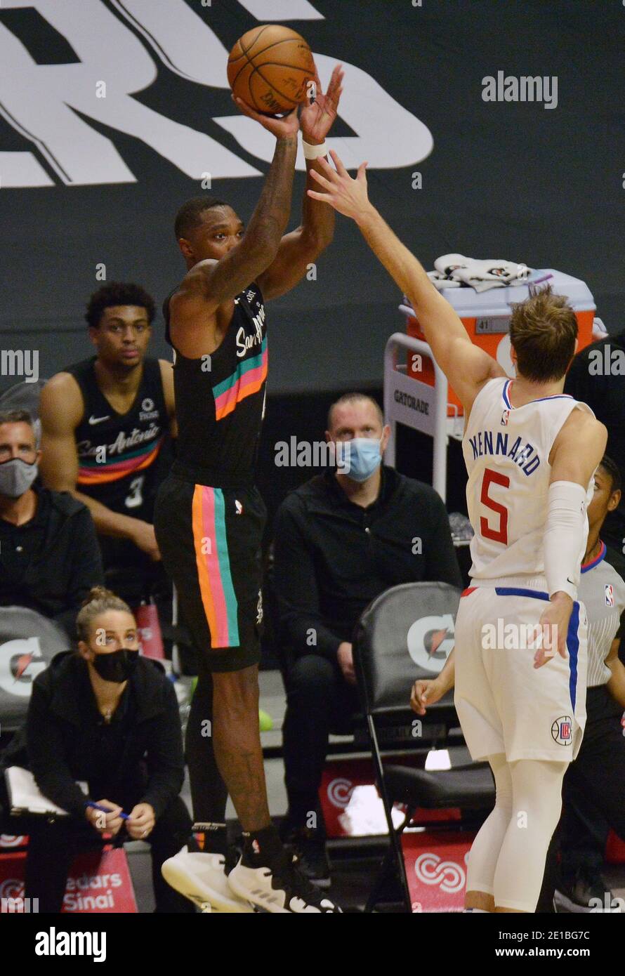 Los Angeles, Stati Uniti. 06 gennaio 2021. Lonnie Walker IV di San Antonio Spurs spara tre puntate su Luke Kennard dei Los Angeles Clippers durante la seconda metà dell'azione allo Staples Center di Los Angeles martedì 5 gennaio 2021. Gli Spurs hanno sconfitto i Clippers 116-113 sul mancato tiro in tre punti di Kawhi Leonard al buzzer. Foto di Jim Ruymen/UPI Credit: UPI/Alamy Live News Foto Stock