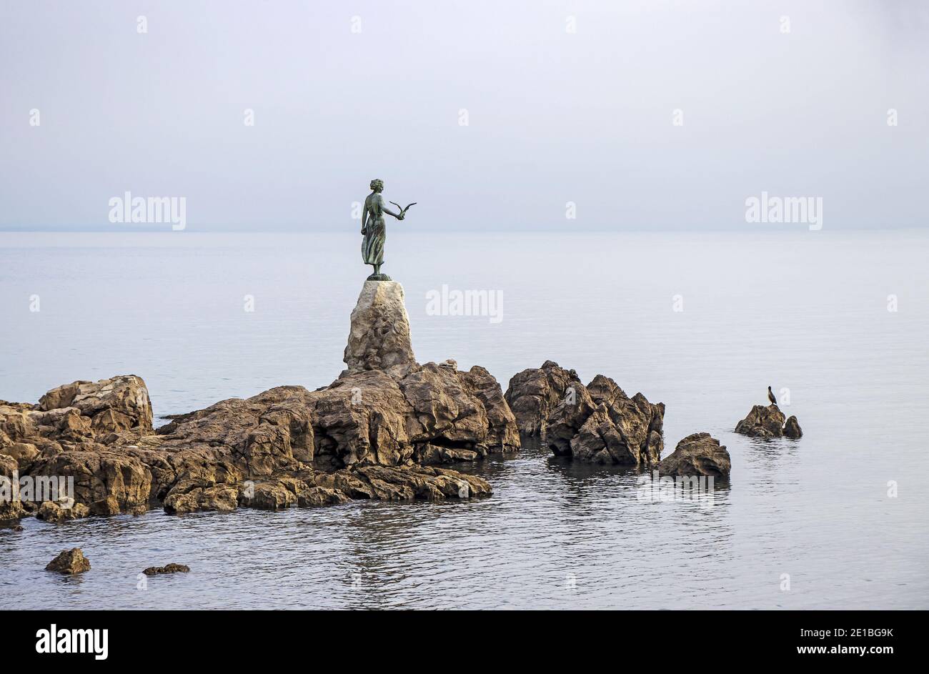 Scultura della donna Sirenetta con il mare a Opatija, Croazia Foto Stock
