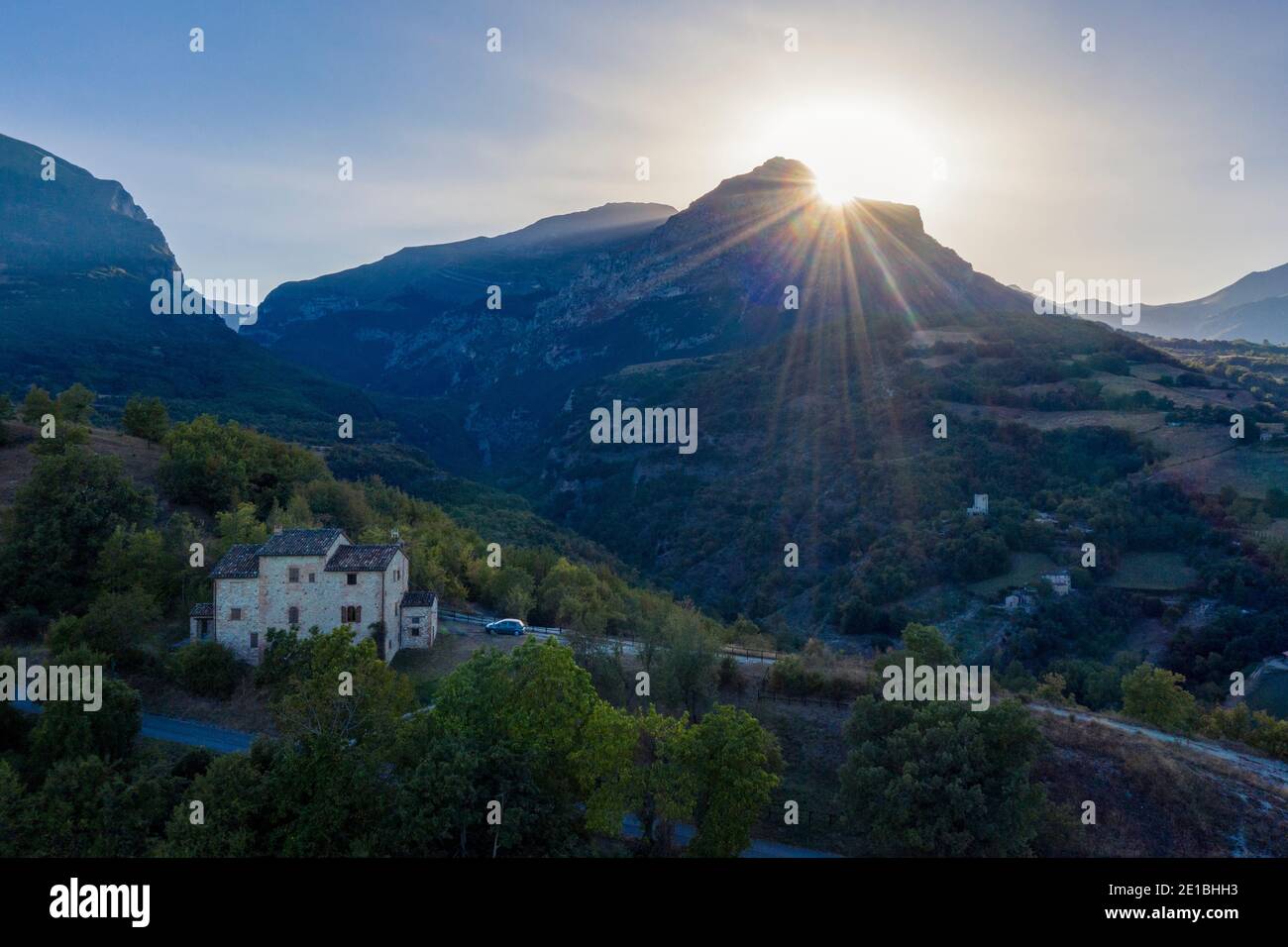 Tipica villa italiana sulle colline vicino Amandola, Marche, Italia. Paesaggio paesaggistico di campagna durante un bellissimo tramonto Foto Stock