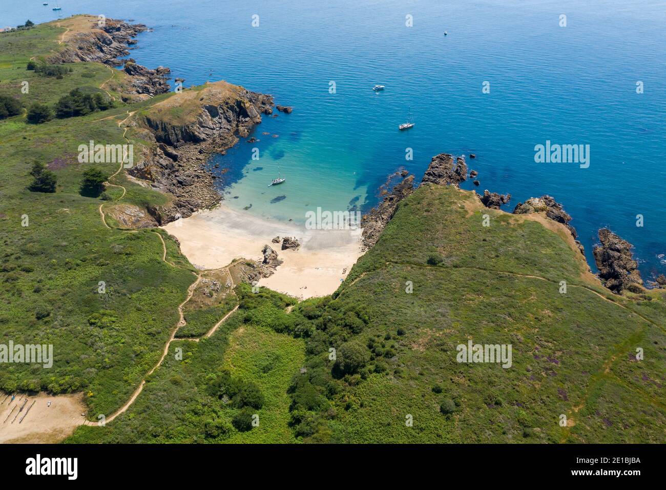 Veduta aerea della piccola insenatura "anse de Soux" e della sua spiaggia. Navi a vela che giacciono all'ancora. Foto Stock