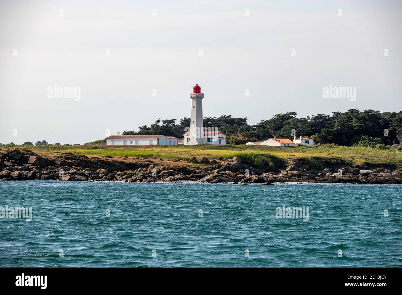 Panoramica del faro a "la Pointe des Corbeaux" (la punta di Crows) dal mare, sull'isola dell'ile d'Yeu Foto Stock