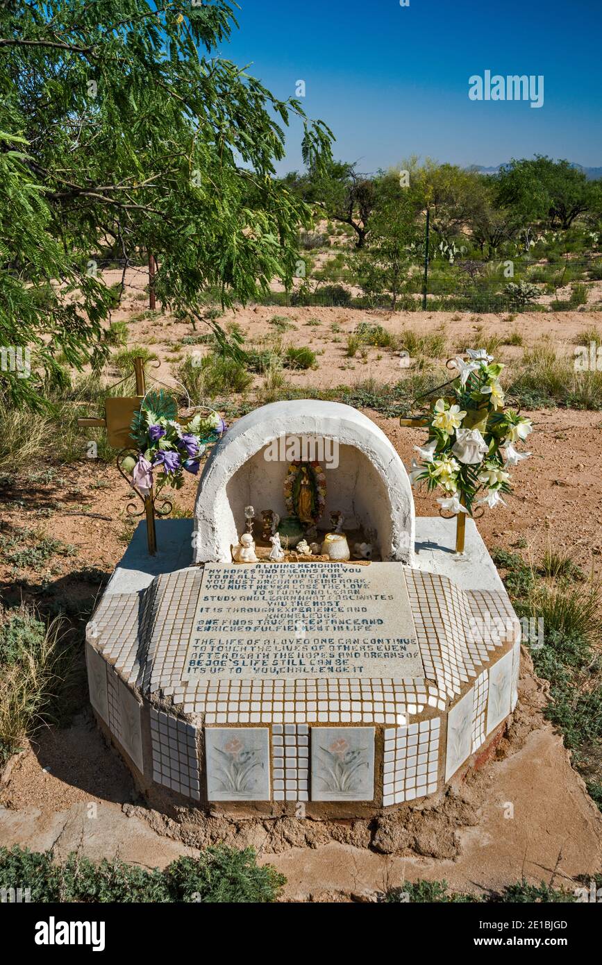 Santuario religioso a bordo strada nel deserto di sonora, autostrada statale 86 vicino alle Coyote Mountains, Arizona, Stati Uniti Foto Stock