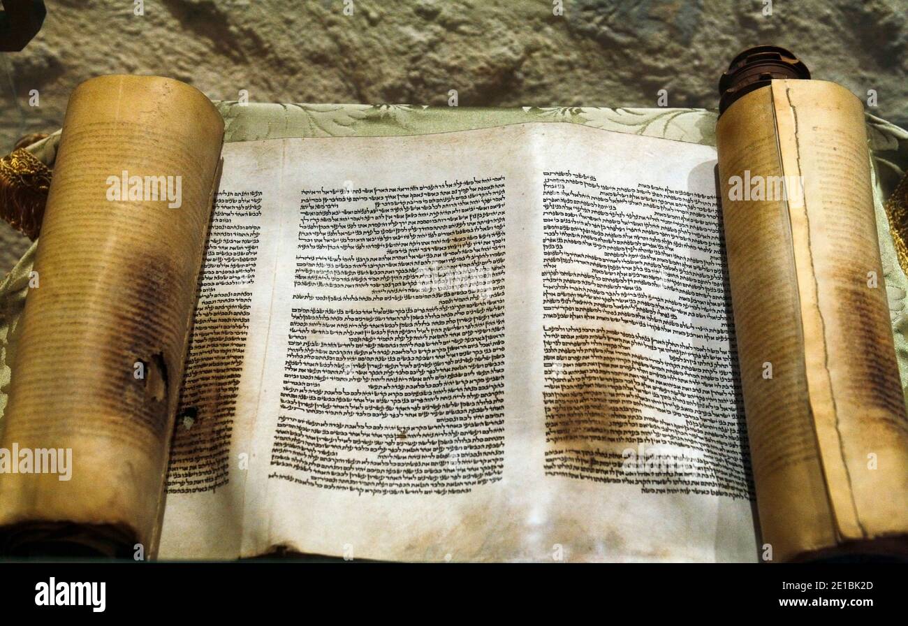 Italia Emilia Romagna Bertinoro: Museo interreligioso ( Museo Interreligioso ) - Torah - pergamena della metà del XIX secolo rubata da un incendio fascista nel 1942 Foto Stock