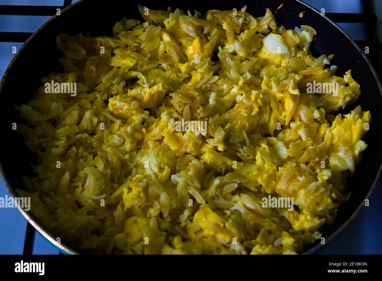 Uova strapazzate con tagliatelle greche chiamate Kritharaki fritte in un panoramica Foto Stock