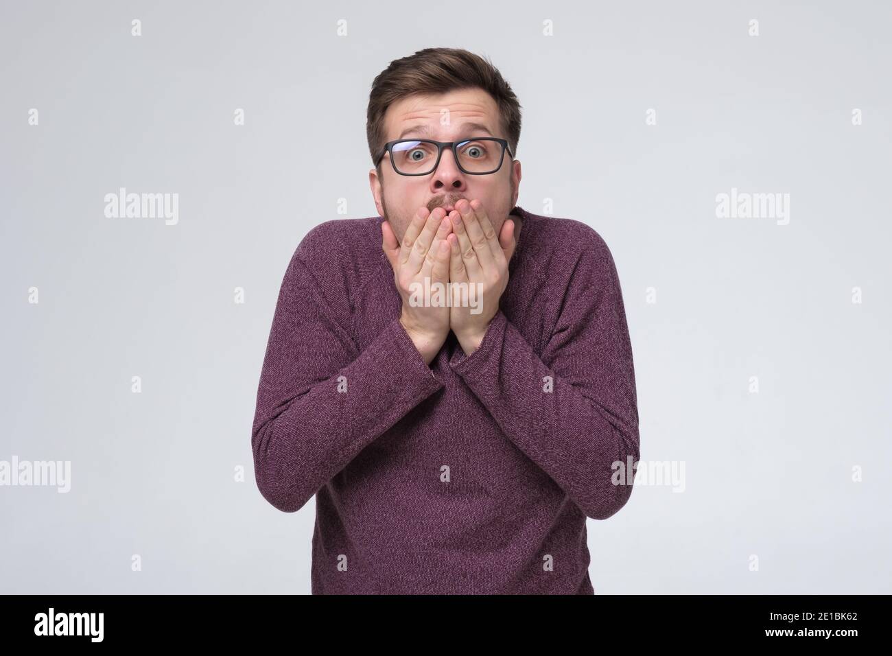 L'uomo stupito si sente scioccato e sorpreso. Grande offerta o grande concetto di sconto. Scatto in studio. Foto Stock