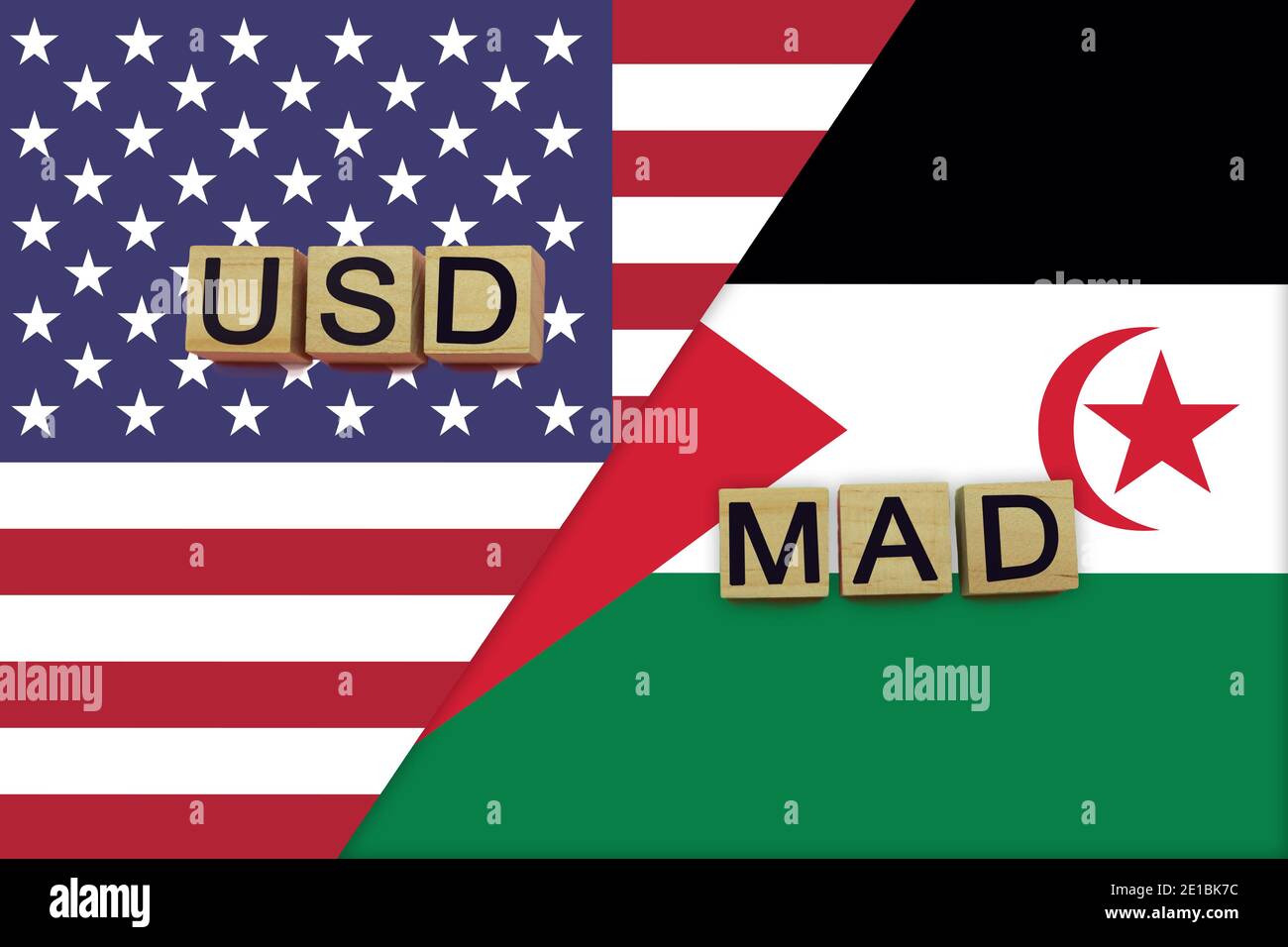 Le monete degli Stati Uniti e del Sahara occidentale sono codifiche in base alle bandiere nazionali. Concetto di trasferimento di denaro internazionale Foto Stock