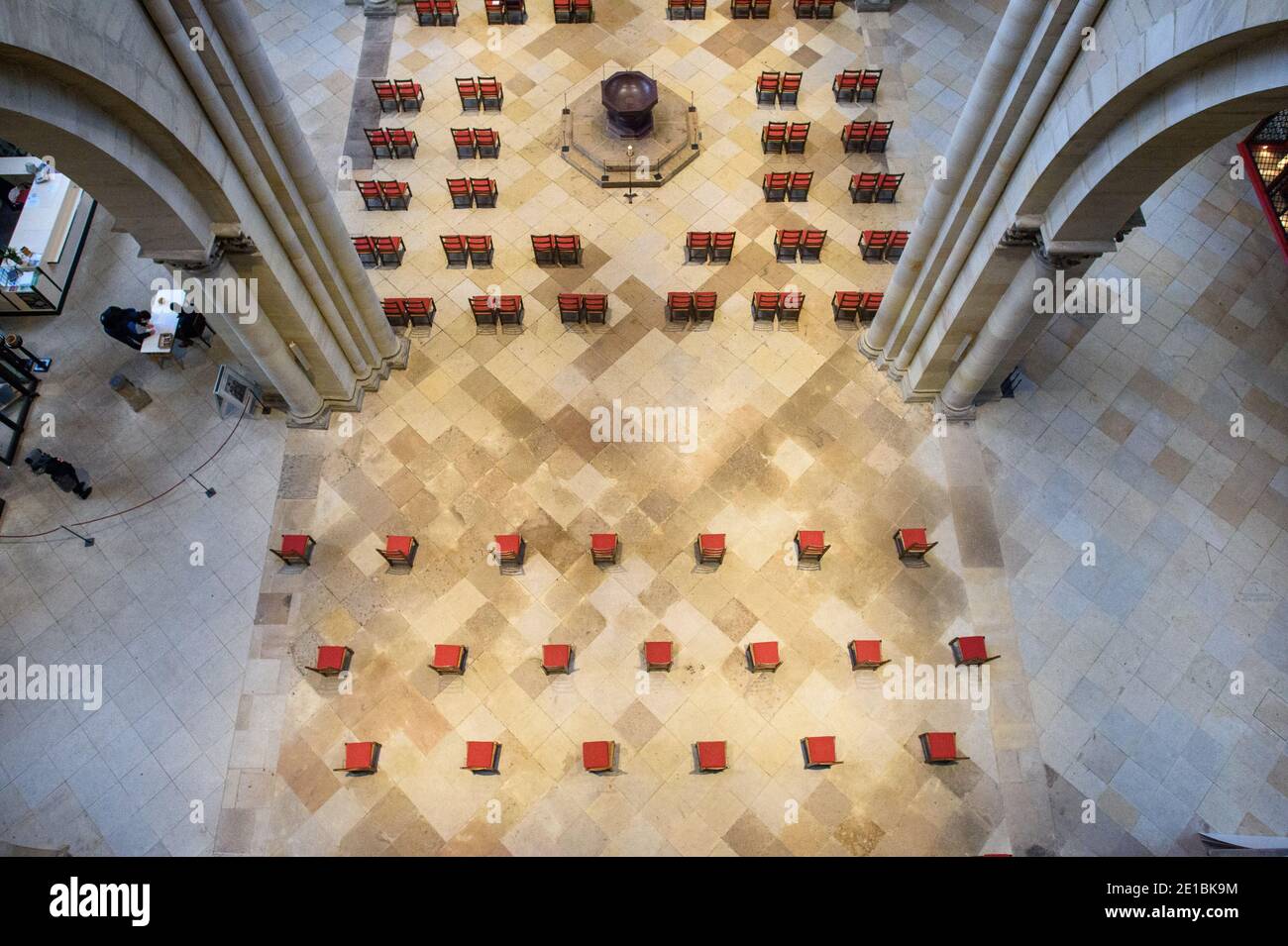 06 gennaio 2021, Sassonia-Anhalt, Magdeburgo: Sedie vuote stand durante il servizio epifano nella Cattedrale di San Maurizio e Caterina a Magdeburgo. A causa della diffusione del coronavirus, solo 100 partecipanti sono stati ammessi al servizio. Epiphany è un festival della chiesa molto antica e si celebra il 6 gennaio. La parola, derivata dal greco, significa 'apparenza' e si riferisce all'apparizione di Dio nel mondo con la nascita di Cristo. In Sassonia-Anhalt, il 6 gennaio è una festa pubblica. Nella Chiesa Cattolica, il 6 gennaio viene celebrato come giorno dell'Epifania o dei tre Re. Foto: Klaus-Dietmar Gabbert Foto Stock
