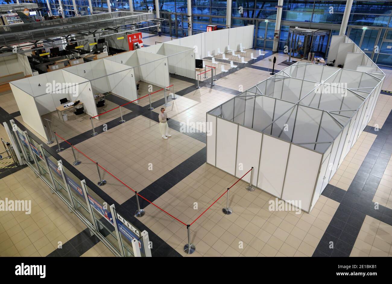 Laage, Germania. 06 gennaio 2021. Sven Thüne, capo del centro di vaccinazione del distretto di Rostock, si trova nel centro di vaccinazione completamente attrezzato nel terminal dell'aeroporto di Rostock-Laage. Il 12.01.2021, i centri di vaccinazione dello Stato inizieranno il loro lavoro. Credit: Bernd Wüstneck/dpa-Zentralbild/dpa/Alamy Live News Foto Stock