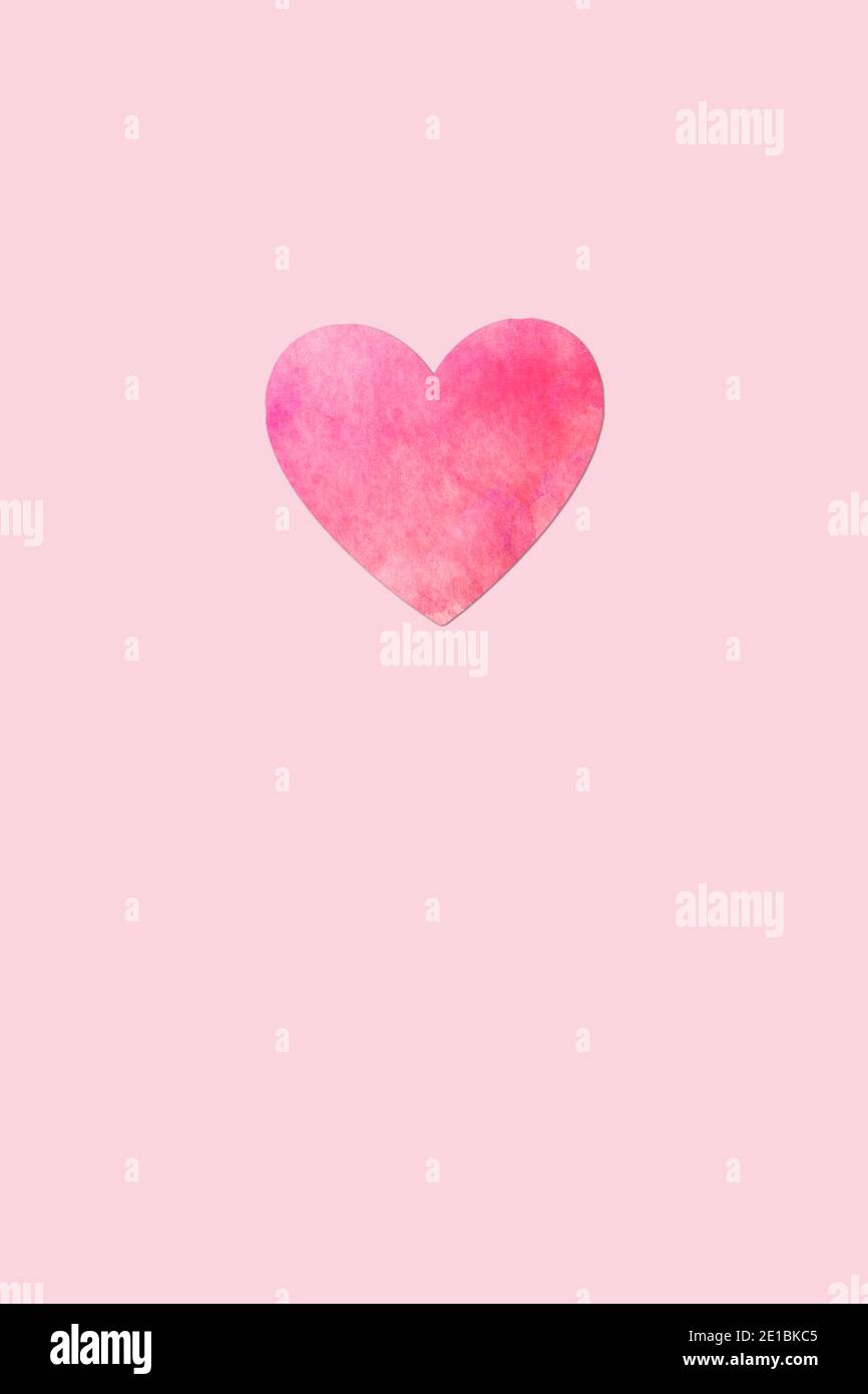 Carta cuore su sfondo rosa, minimo valentines carta giorno Foto Stock