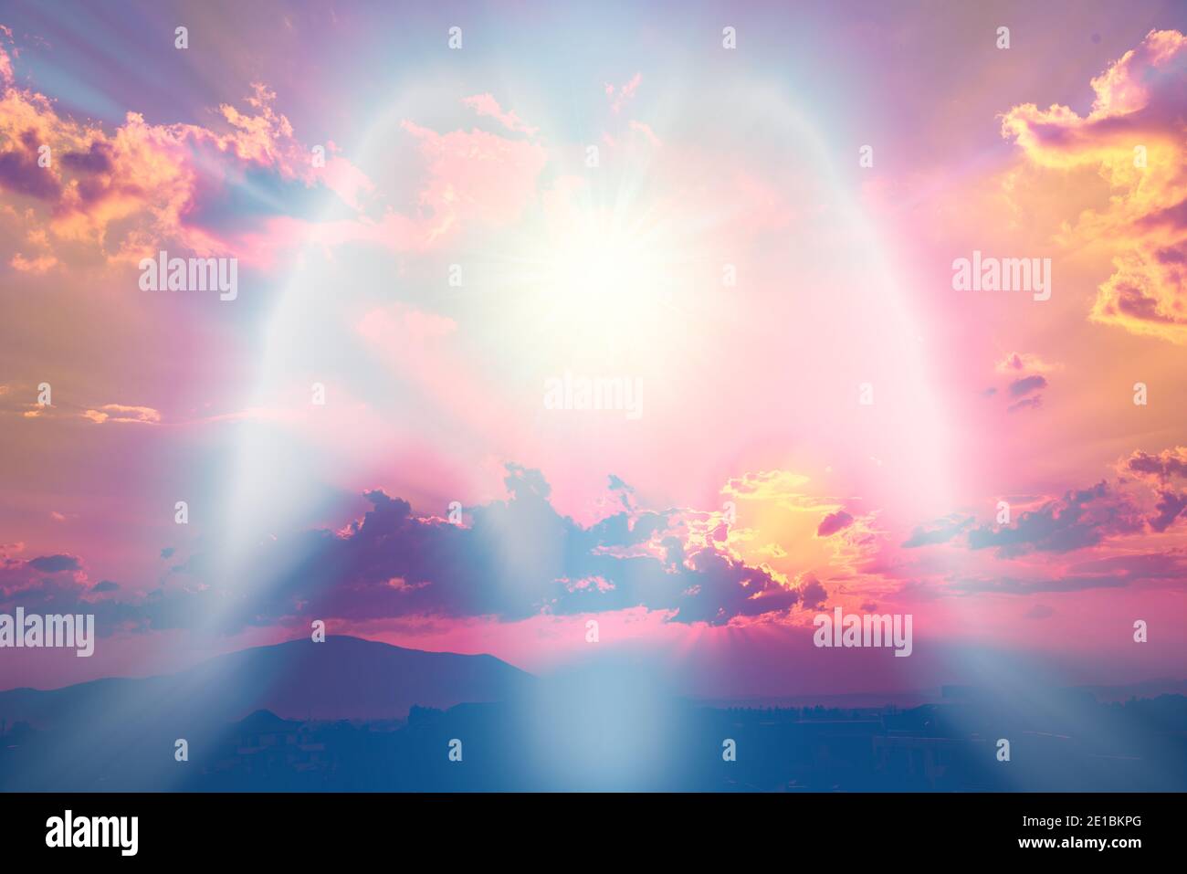 La forma astratta delle ali d'angelo nel cielo illuminata al tramonto Foto Stock