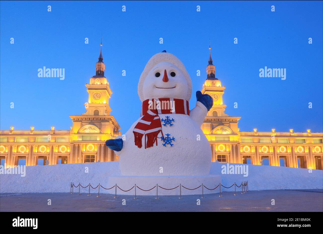 Un enorme pupazzo di neve con l'altezza di 18 metri si erge Di fronte all'ingresso principale, simile a un castello, di Harbin Music Park e attira l'attenzione dei turisti Foto Stock