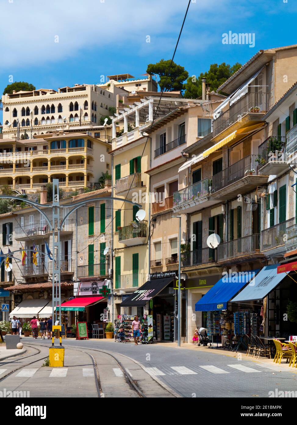 Edifici tipici a Port de Soller una località turistica sulla costa nord occidentale di Maiorca nelle Isole Baleari della Spagna. Foto Stock