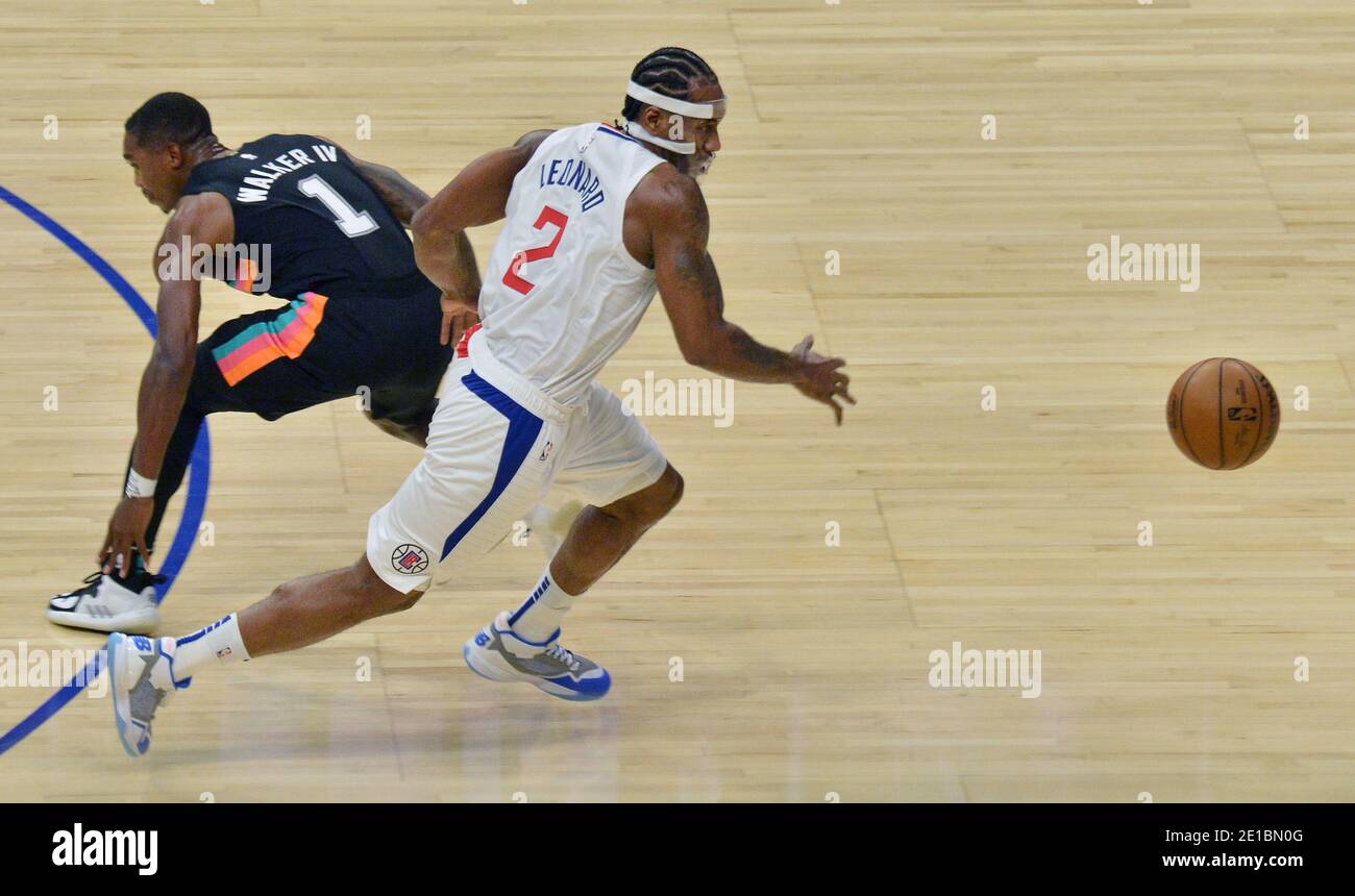 Los Angeles, Stati Uniti. 06 gennaio 2021. Il Kawhi Leonard dei Los Angeles Clippers ruba la palla da Lonnie Walker IV di San Antonio Spurs durante il primo tempo di azione allo Staples Center di Los Angeles martedì 5 gennaio 2021. Batum si è ripreso e ha segnato il gioco. Gli Spurs hanno sconfitto i Clippers 116-113 sul mancato tiro in tre punti di Kawhi Leonard al buzzer. Foto di Jim Ruymen/UPI Credit: UPI/Alamy Live News Foto Stock