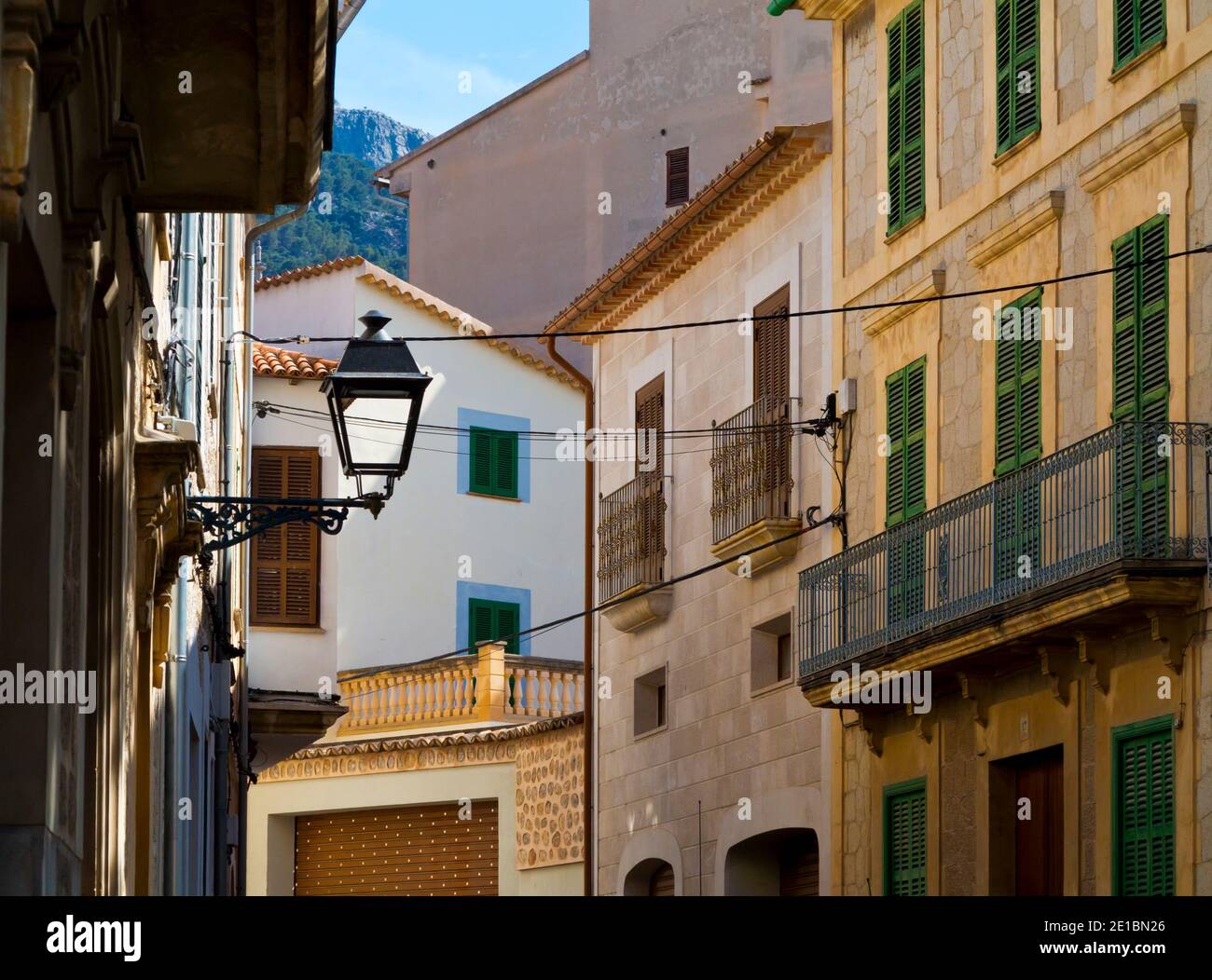 Finestre e balconi su case in una tipica strada stretta a Soller una città sulla costa nord-occidentale di Maiorca nelle Isole Baleari Spagna. Foto Stock