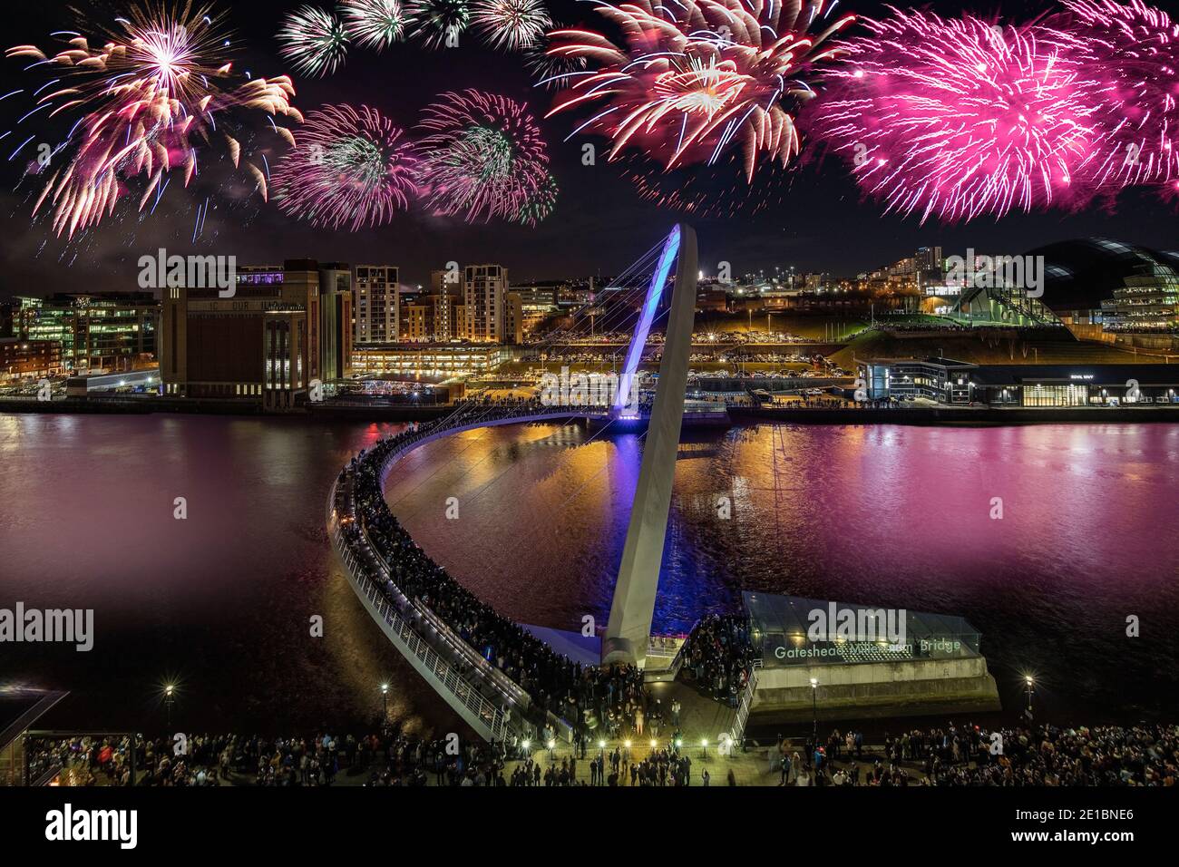 Spettacolo di fuochi d'artificio durante la vigilia di Capodanno sulla banchina di Newcastle e Gateshead, Newcastle upon Tyne, Inghilterra, Regno Unito Foto Stock