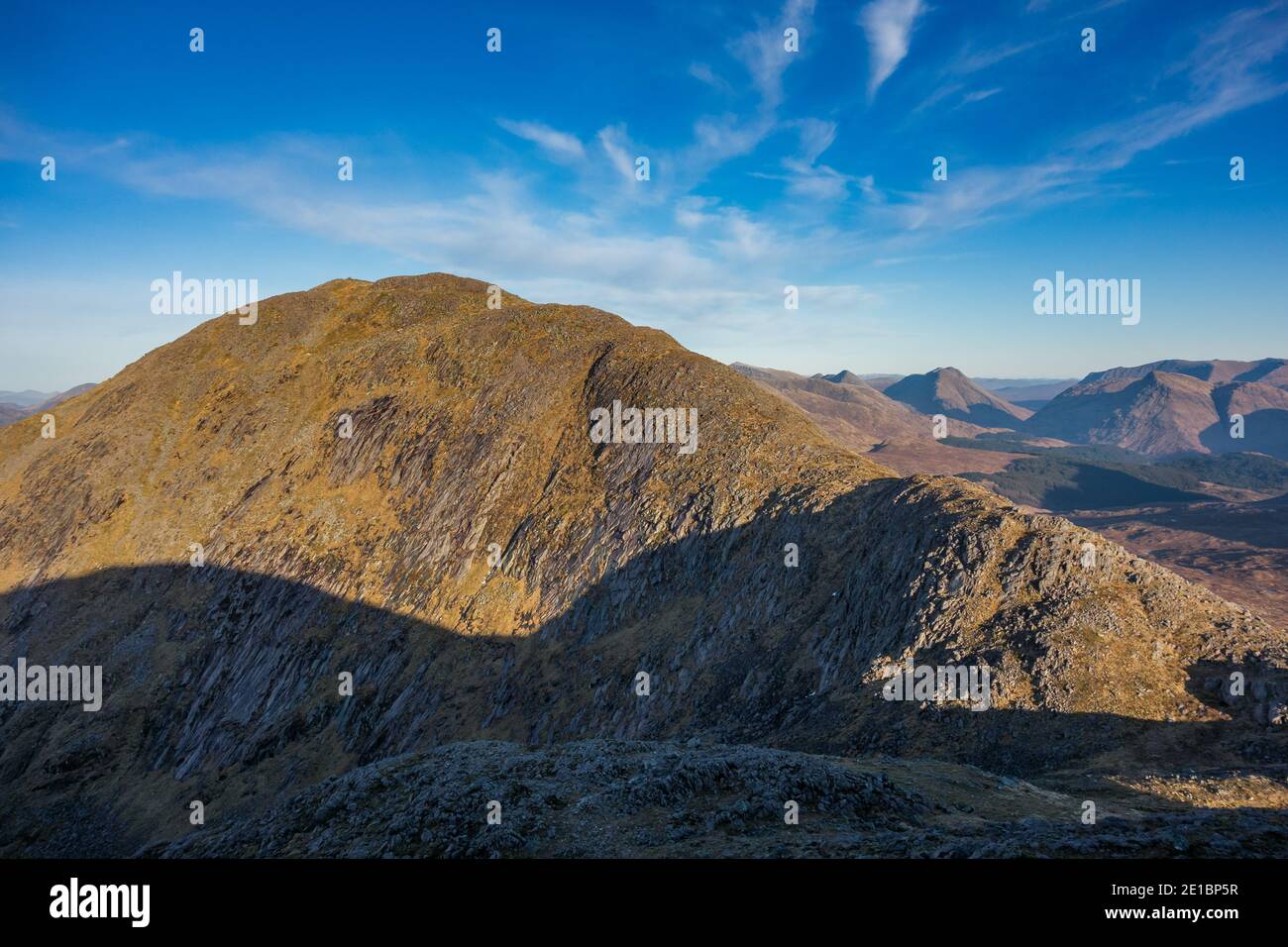 Beinn Sgulaird, montagna di Meg, è un Munro solitario, una lunga cresta che si erge ripidamente sopra l'alto Creran di Loch, nelle Highlands meridionali della Scozia Foto Stock