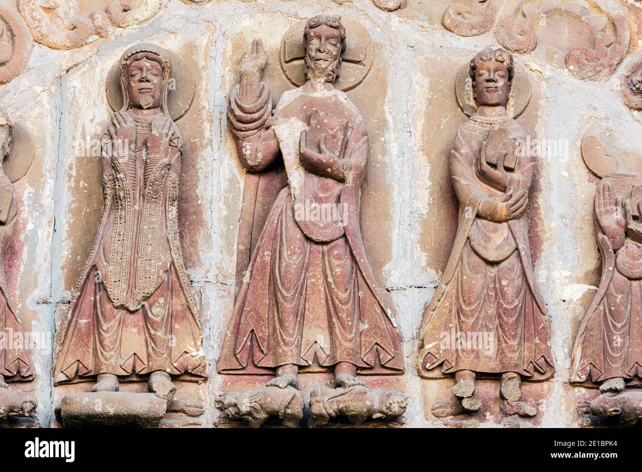 Figure centrali della porta speciale della chiesa di San Salvador de Leyre presso il Monastero di San Salvador di Leyre, Navarra, Spagna. Le date di lavoro f Foto Stock
