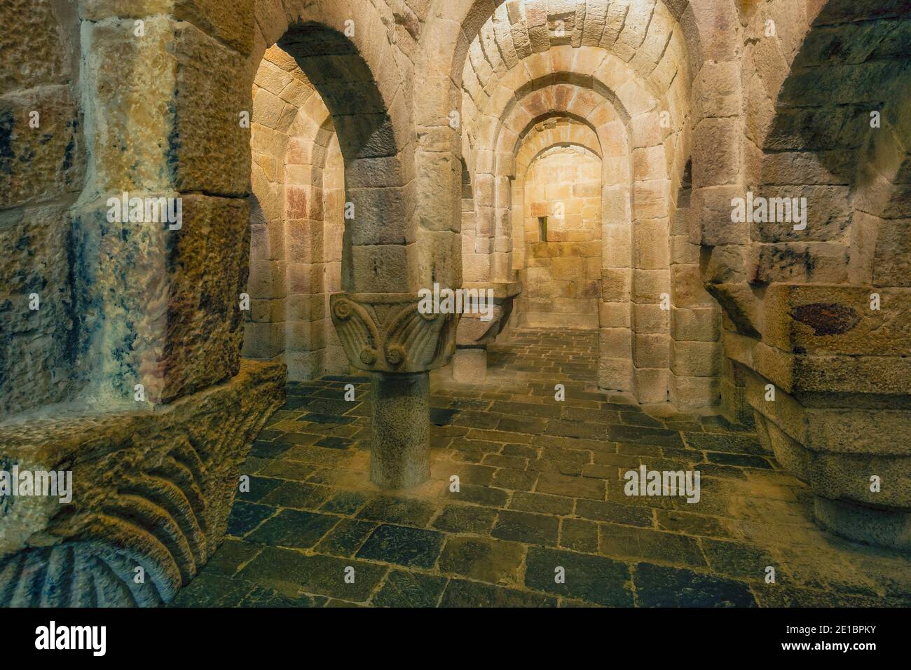 La cripta 11 ° secolo del monastero di San Salvador di Leyre, Navarra, Spagna. Foto Stock