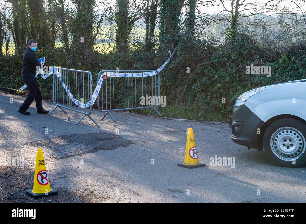 Midleton, contea di Cork, Irlanda. 6 gennaio 2021. Resti scheletrici sono stati trovati sul Midleton a Youghal Greenway ieri sera, appena fuori Midleton. Gardai hanno la strada che porta alla scoperta sigillato. Arriva in scena un ufficiale forense del Garda. Il patologo dovrebbe esaminare i resti questo pomeriggio. Credit: AG News/Alamy Live News Foto Stock