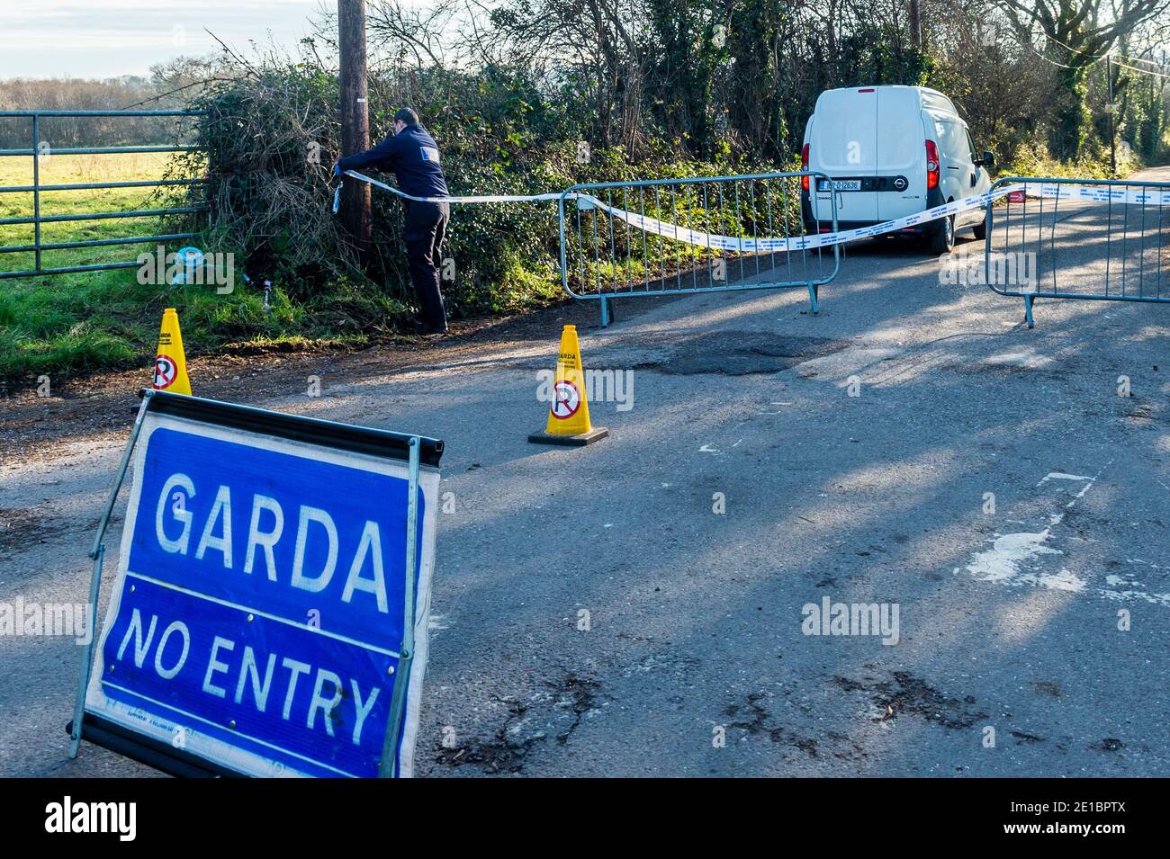 Midleton, contea di Cork, Irlanda. 6 gennaio 2021. Resti scheletrici sono stati trovati sul Midleton a Youghal Greenway ieri sera, appena fuori Midleton. Gardai hanno la strada che porta alla scoperta sigillato. Arriva in scena un ufficiale forense del Garda. Il patologo dovrebbe esaminare i resti questo pomeriggio. Credit: AG News/Alamy Live News Foto Stock