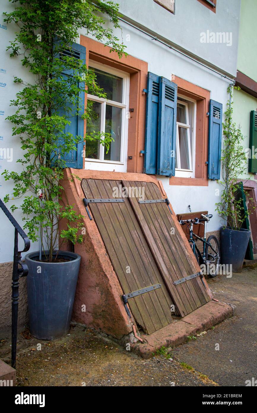 Facciata di una vecchia casa a Neckargemuend, germania meridionale con persiane blu e grande uscita in legno seminterrato Foto Stock