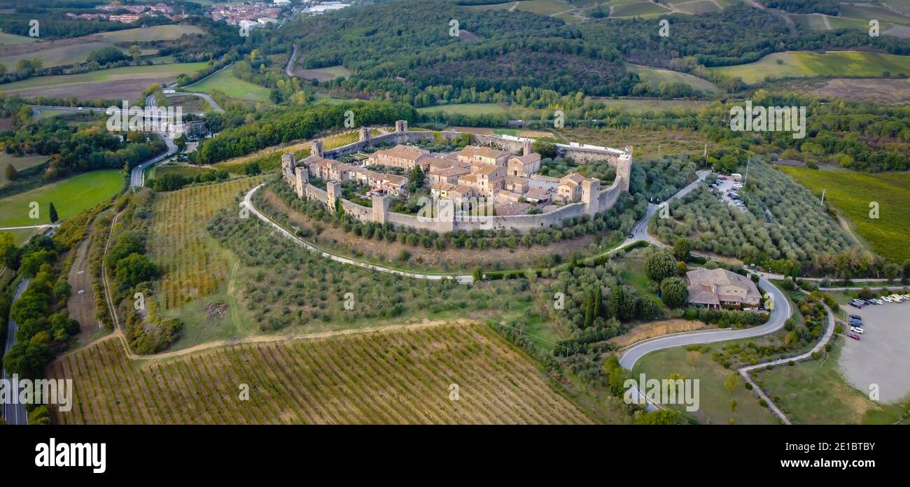 Veduta aerea del borgo medievale di Monteriggioni sorge all'estremità sud-occidentale del Chianti, italia, Europa Foto Stock