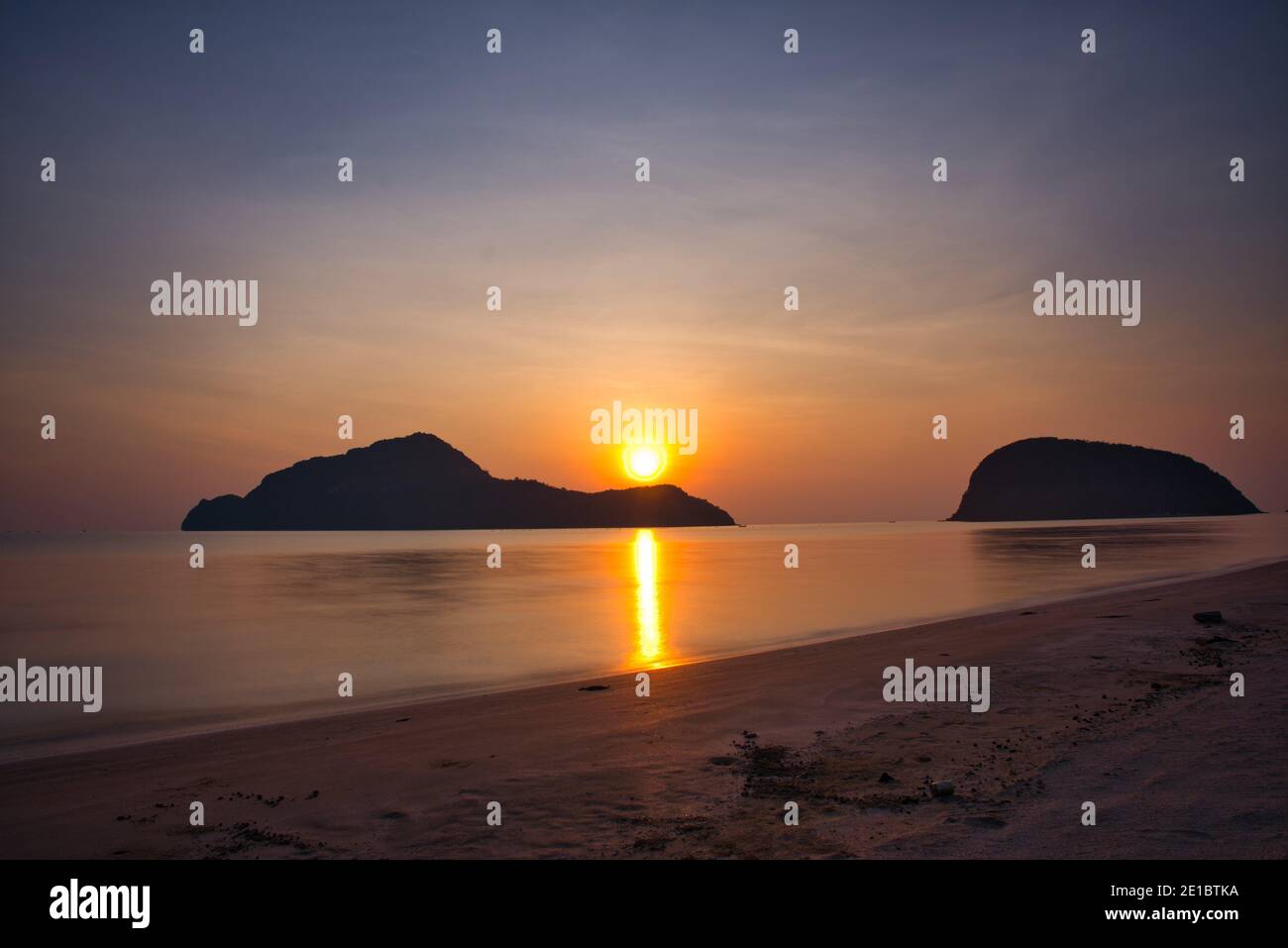 alba dietro la montagna in spiaggia con il cielo coloso in Thailandia Foto Stock
