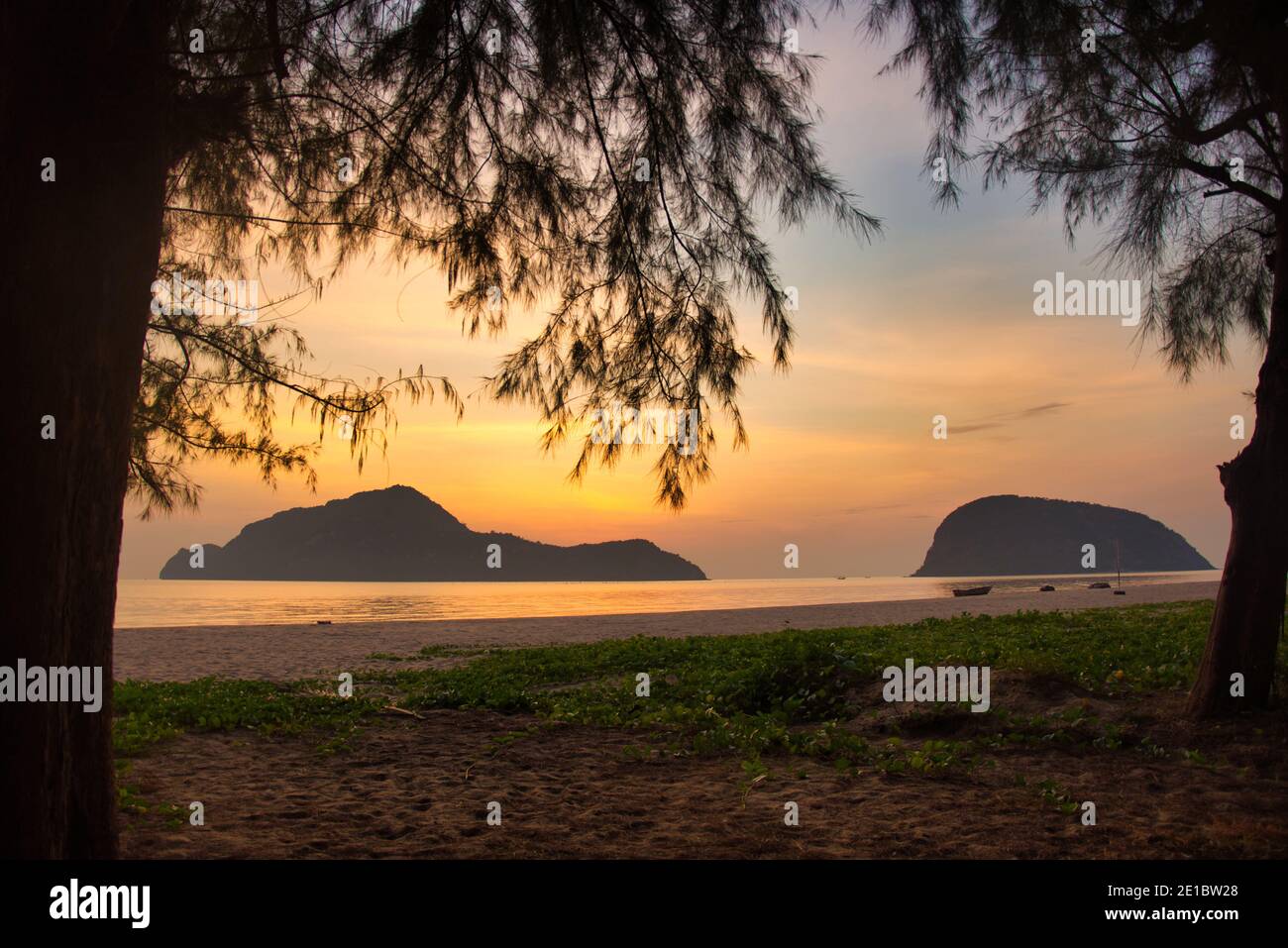 alba dietro la montagna in spiaggia con il cielo coloso in Thailandia Foto Stock