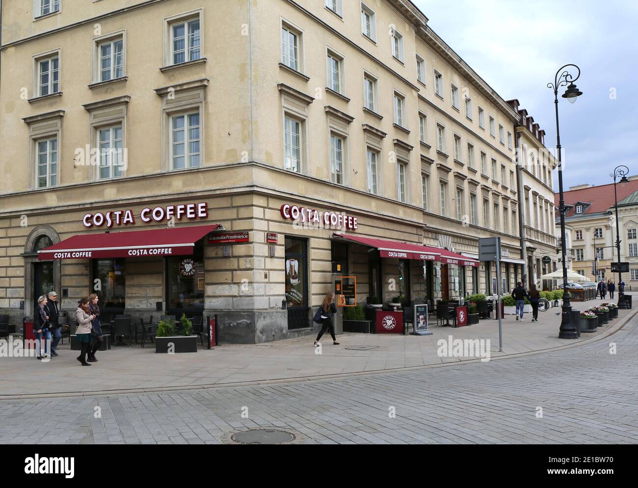 VARSAVIA, POLONIA-MAGGIO 15:persone a piedi dalla famosa catena di caffè Costa Coffee vicino a Castle Square.May 15,2015 a Varsavia, Polonia. Foto Stock