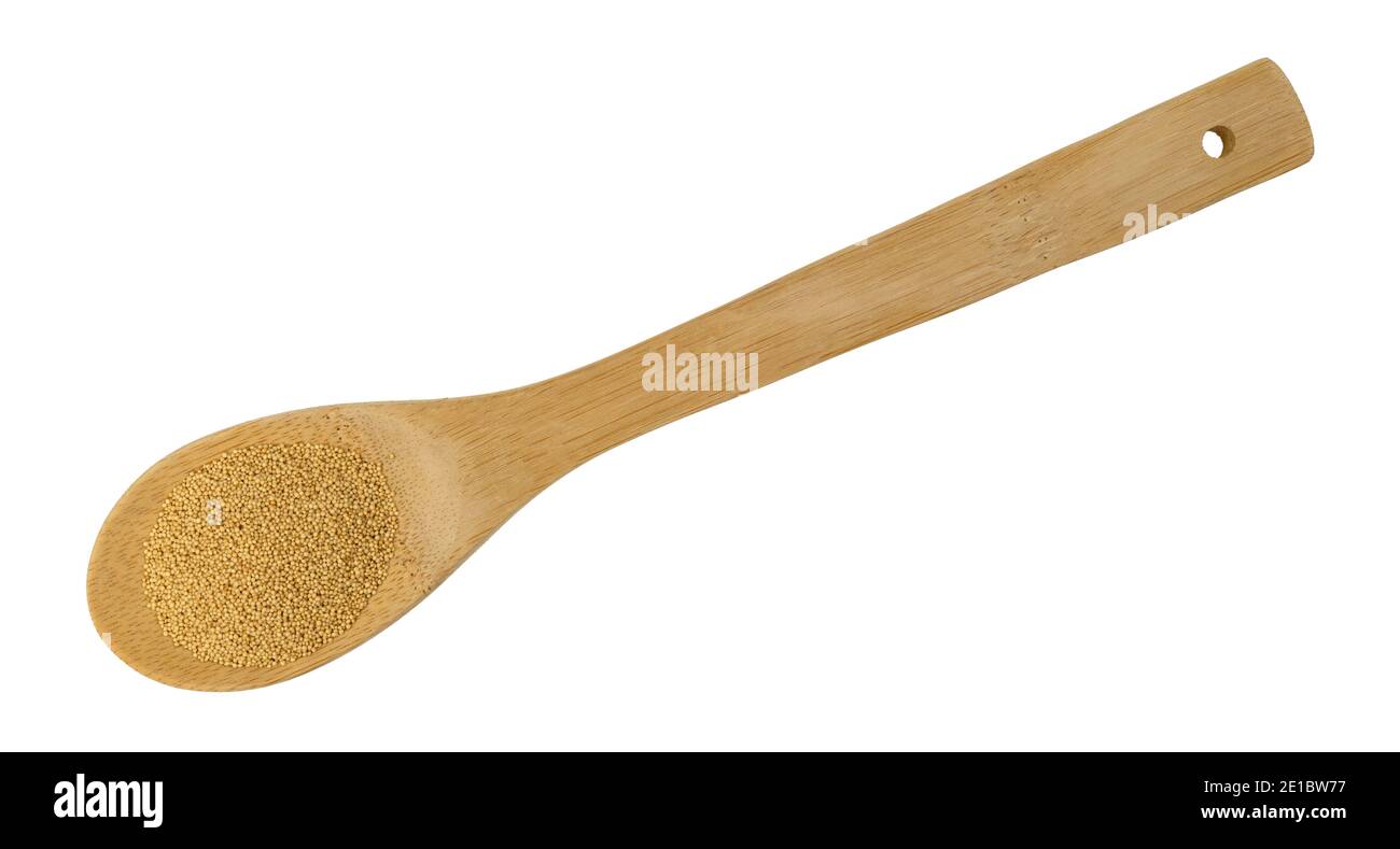 Vista dall'alto del cucchiaio di legno riempito con semi di amaranto isolato su sfondo bianco. Foto Stock