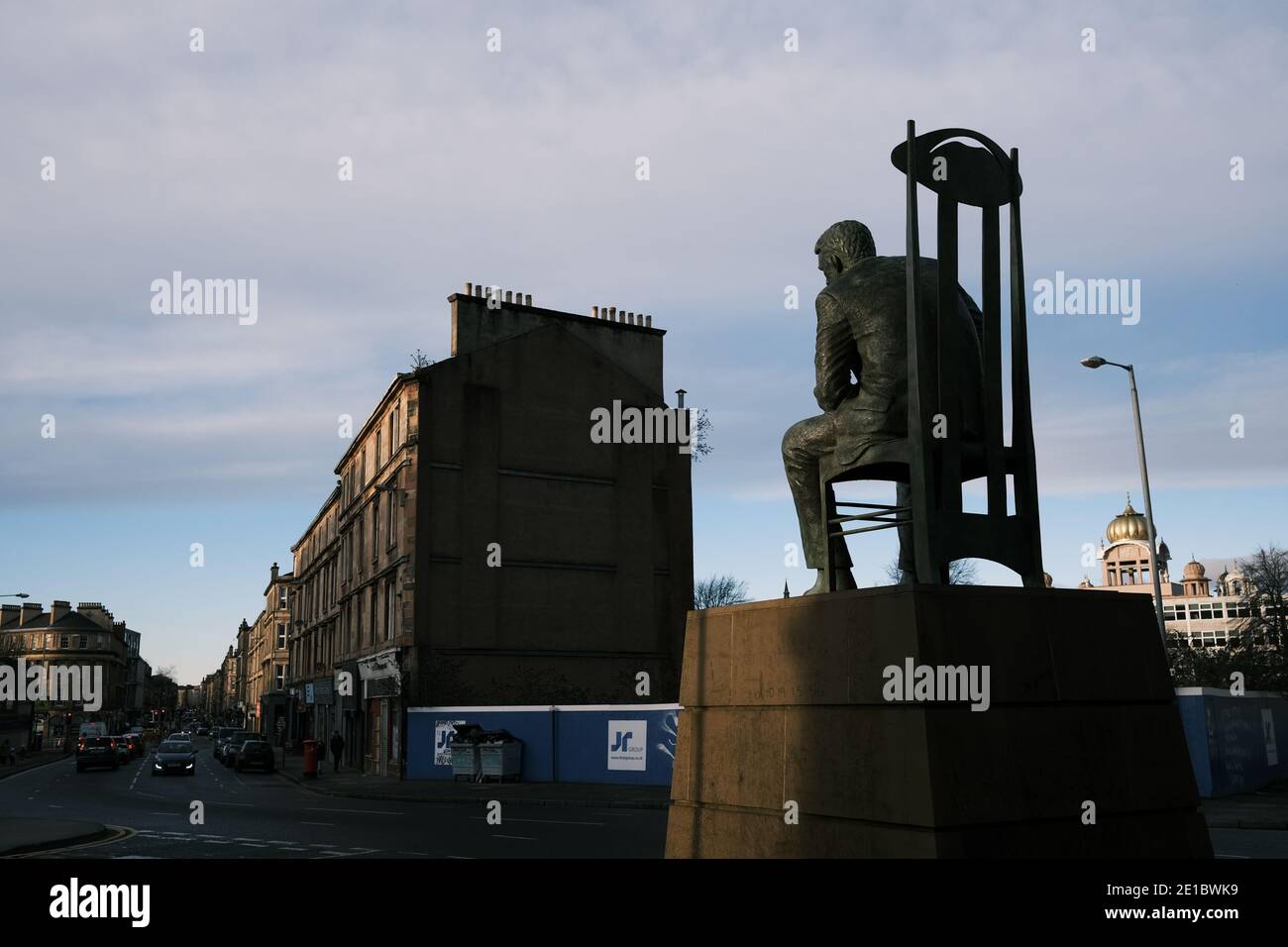 Charles Rennie Mackintosh scultura, che guarda in basso su Argyle Street/Finnieston, Glasgow. Dicembre 2020 Foto Stock